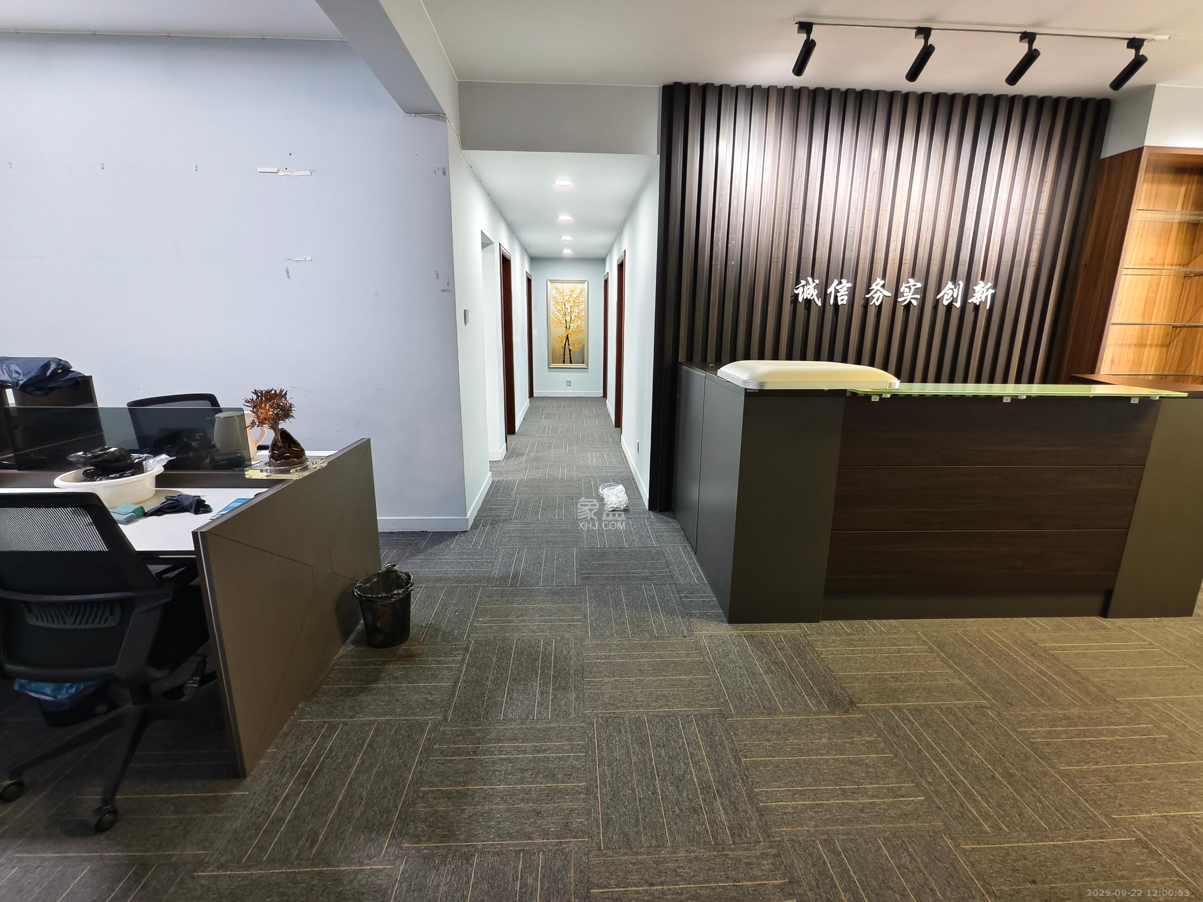 湘林家园(湘林小区电梯房) 4室2厅2卫 4200.0元/月 湘林家园(湘林小区电梯房) 4室2厅2卫 4200.0元/月室内图