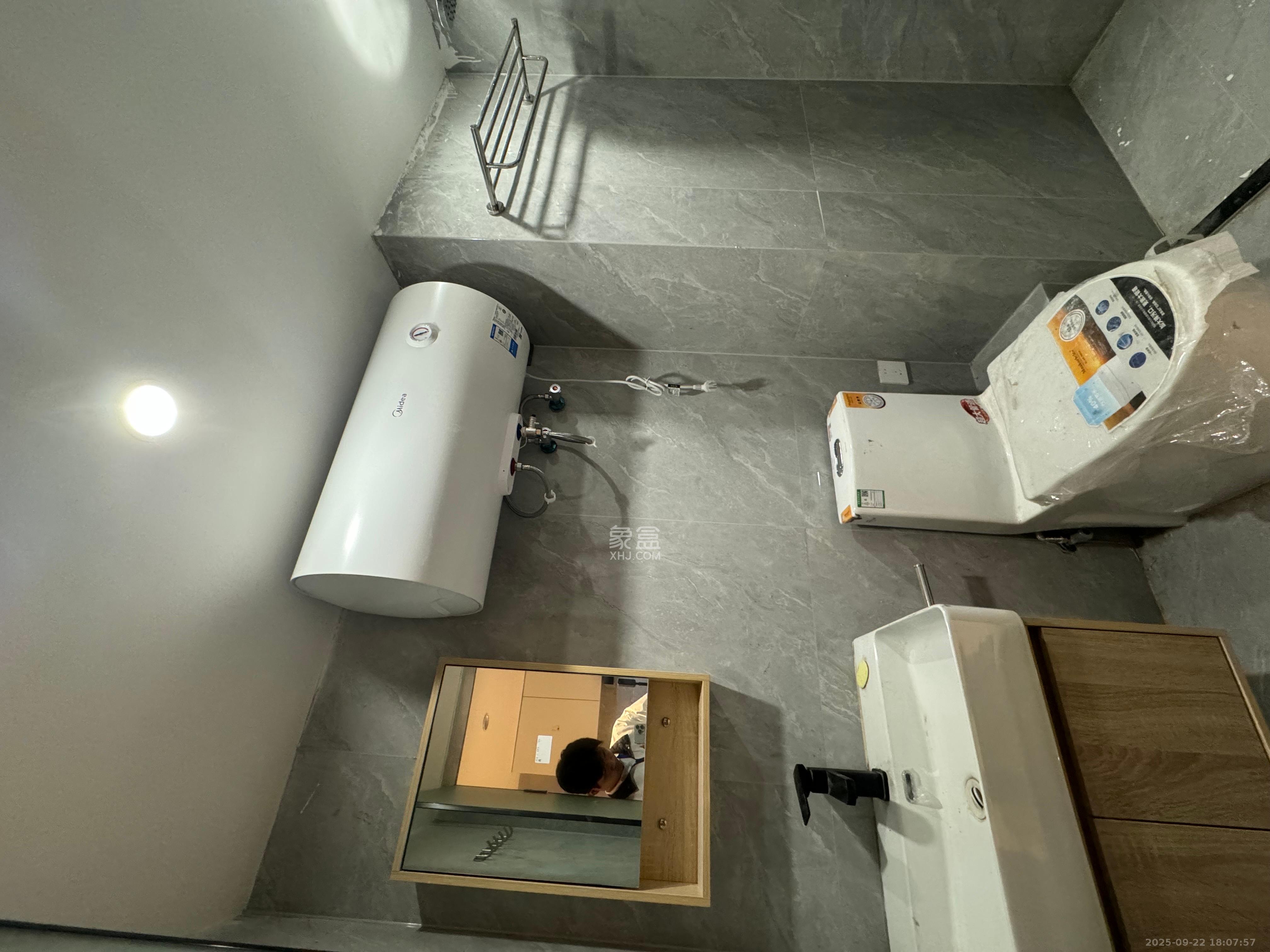 绿地商务广场  1室1厅1卫    1800.0元/月室内图