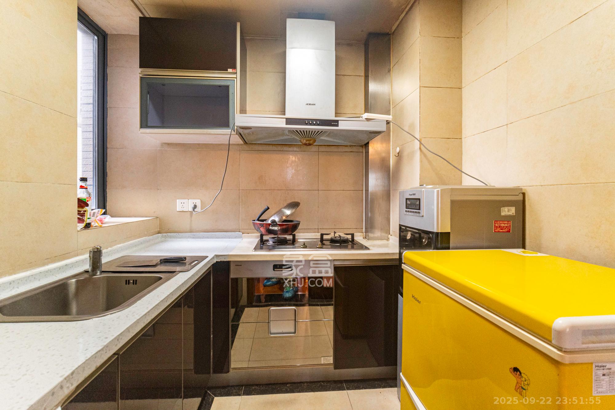 藏珑湖上国际花园  3室2厅2卫   138.00万厨房