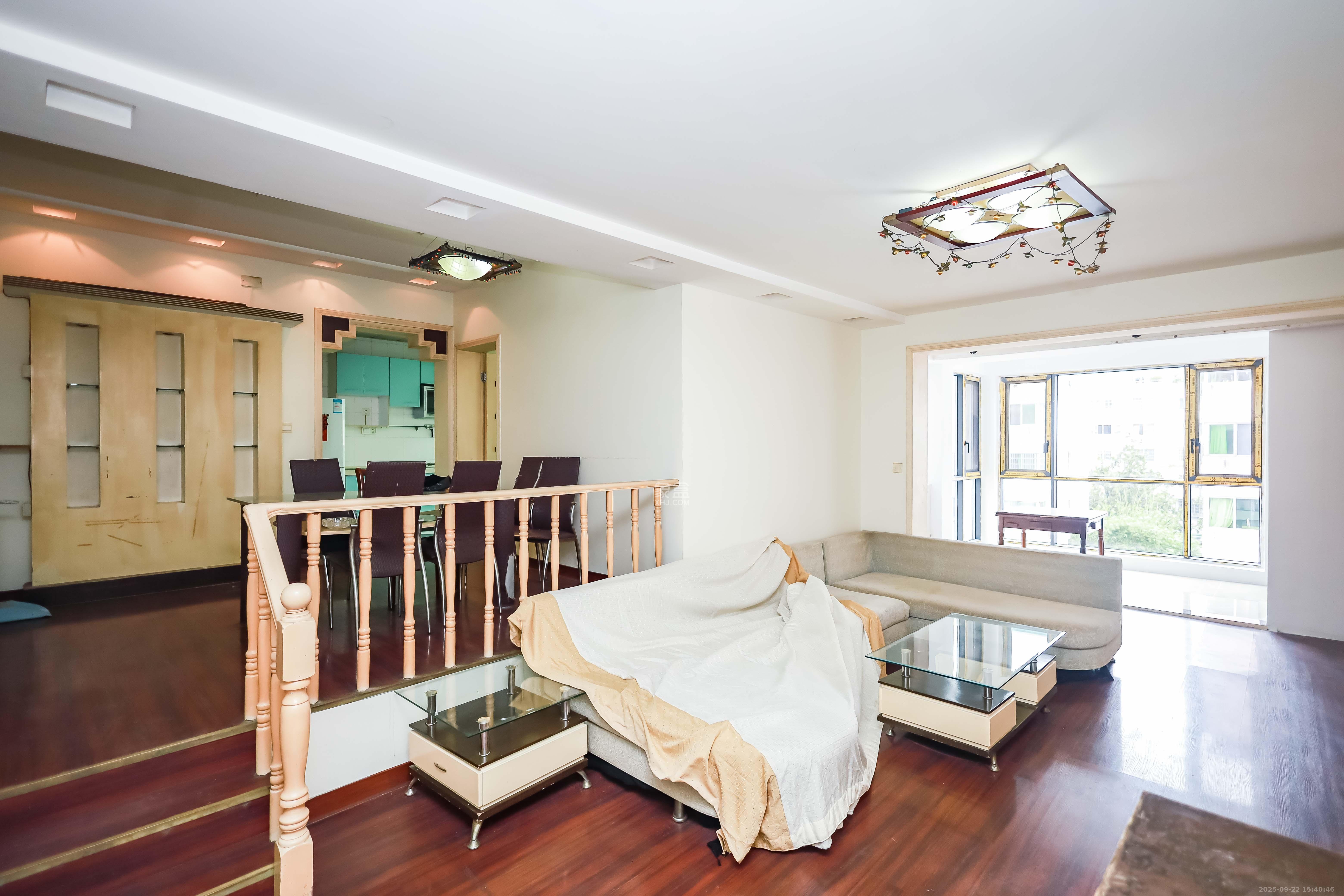 咸嘉新村嘉明苑  3室2厅2卫    98.0万客厅