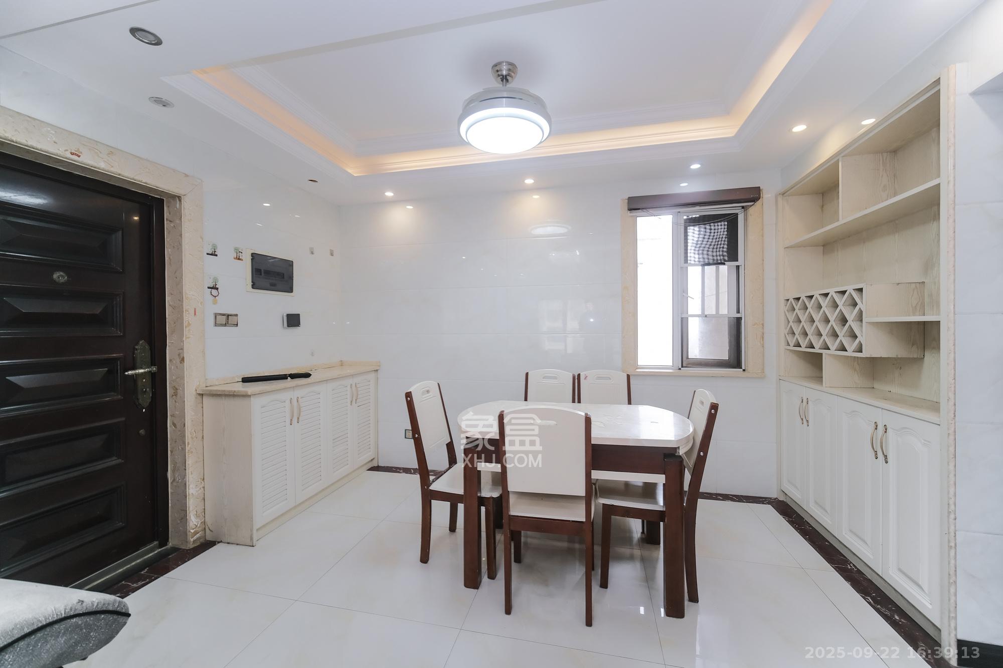 保利香槟国际 3室2厅2卫 76.0万 保利香槟国际 3室2厅2卫 76.0万客厅