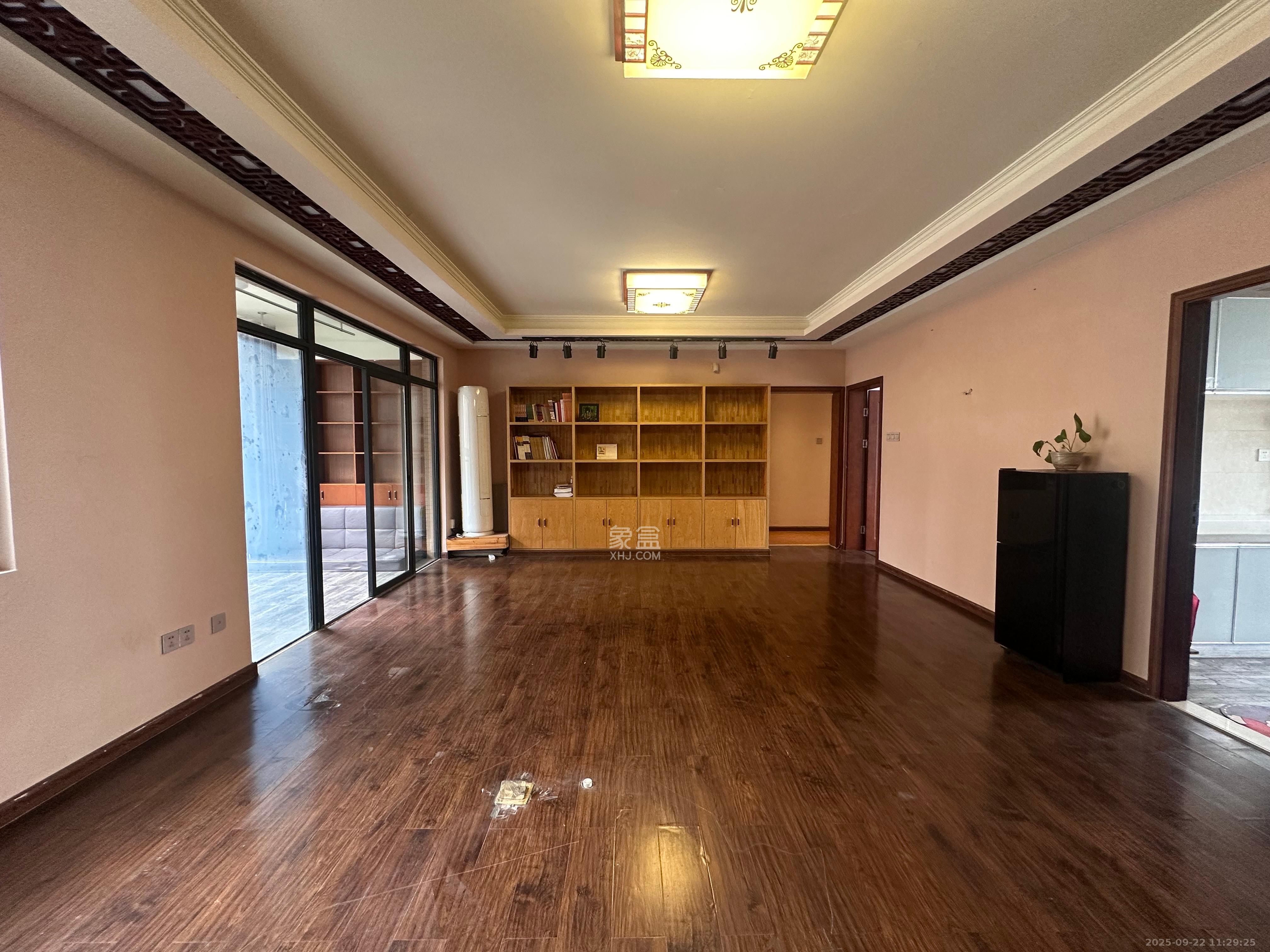 藏珑湖上国际花园 3室2厅2卫 4000.0元/月 藏珑湖上国际花园 3室2厅2卫 4000.0元/月室内图