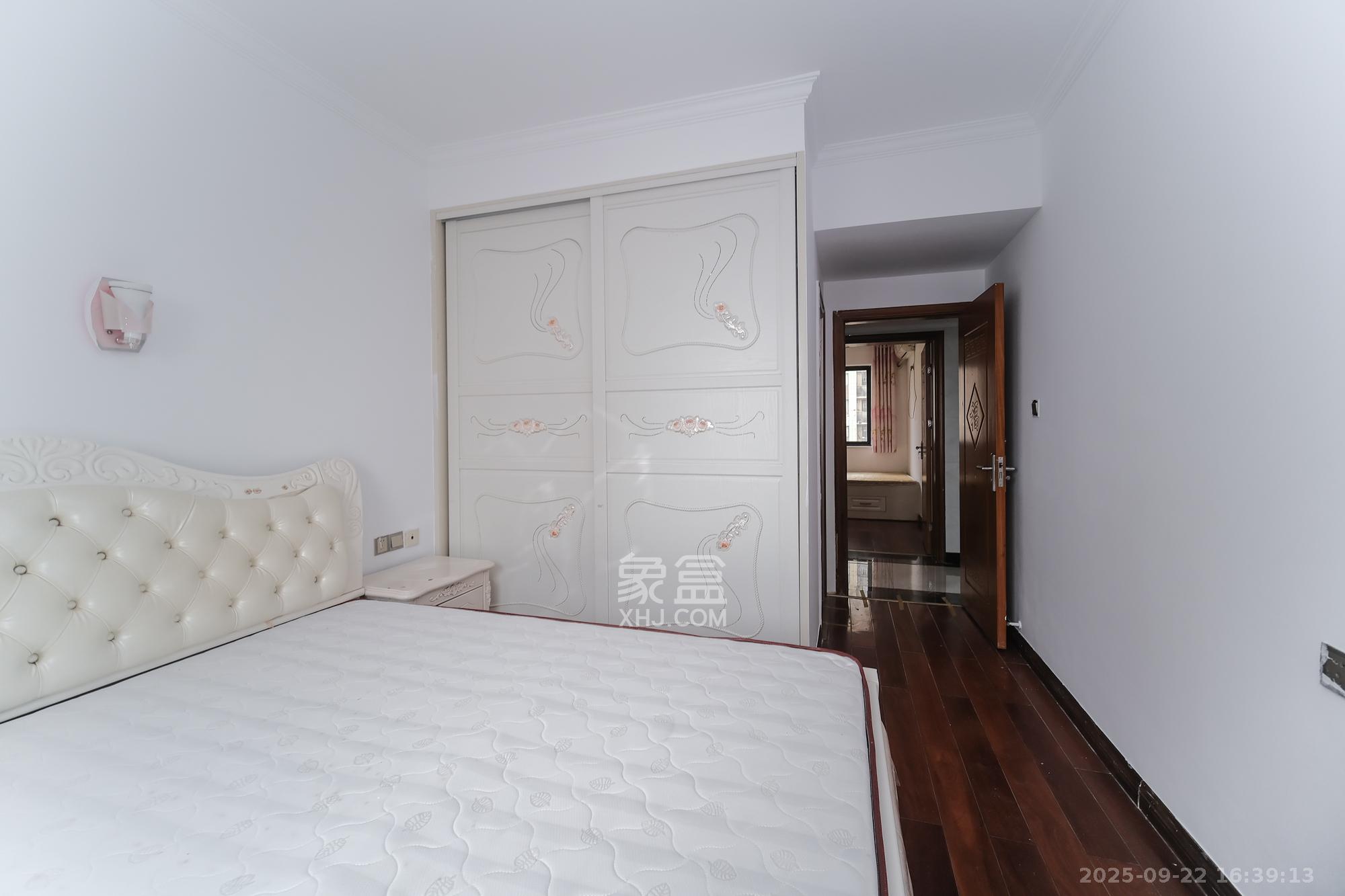 保利香槟国际 3室2厅2卫 76.0万 保利香槟国际 3室2厅2卫 76.0万卧室