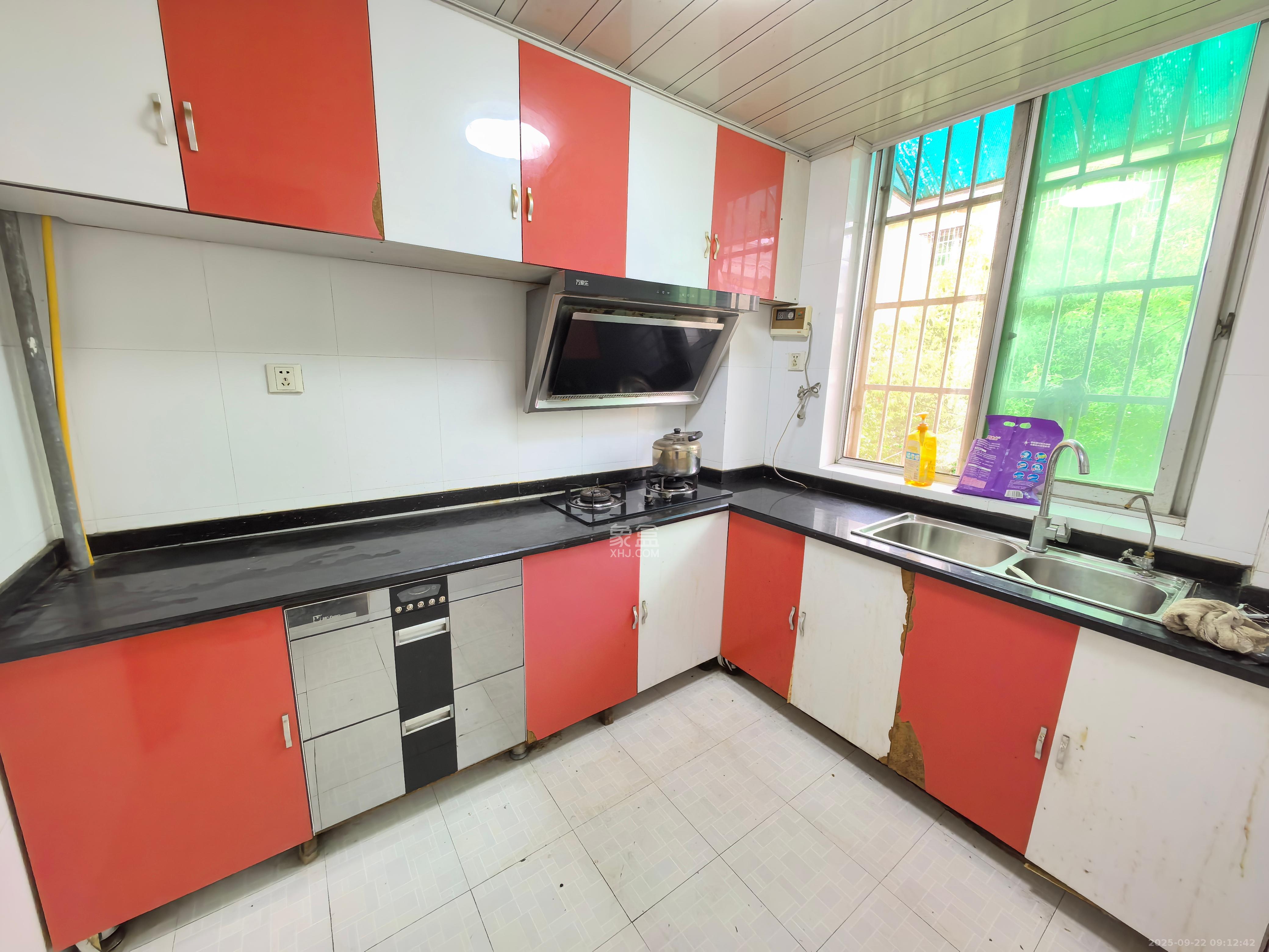 中南汽车世界 3室2厅1卫 1300.0元/月 中南汽车世界 3室2厅1卫 1300.0元/月室内图