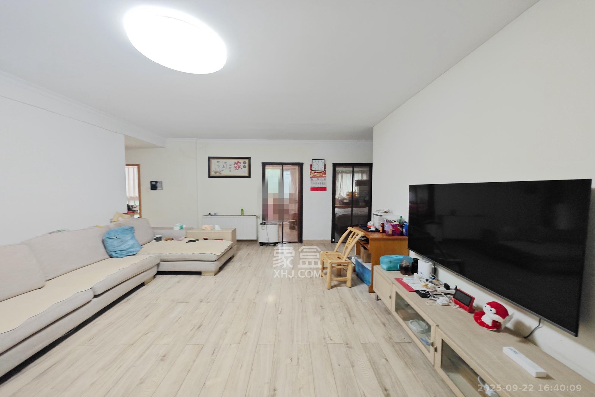 新城新世界一二三期 4室2厅2卫 135.0万 新城新世界一二三期 4室2厅2卫 135.0万客厅