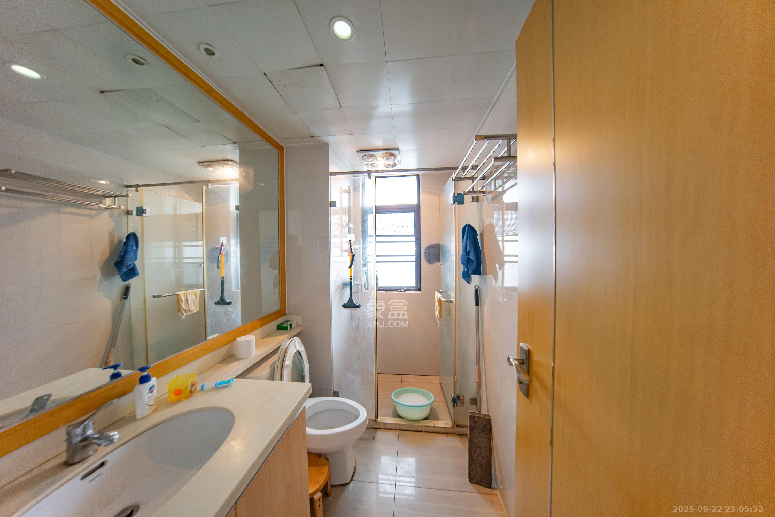 中海国际四期  3室2厅2卫    81.8万 中海国际四期  3室2厅2卫    81.8万卫生间