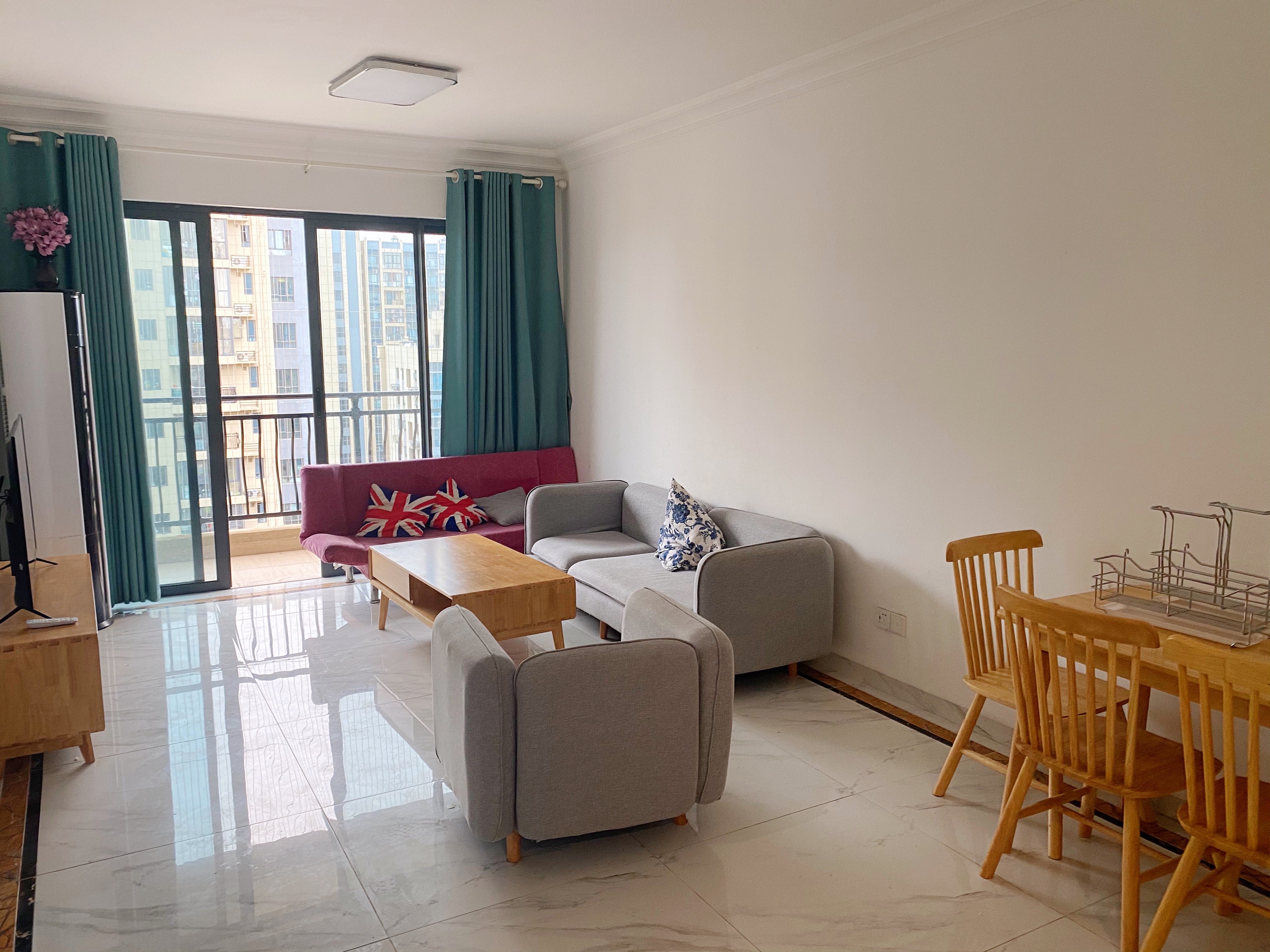 碧桂园一、二期(中央首府) 3室2厅2卫 2500.0元/月 碧桂园一、二期(中央首府) 3室2厅2卫 2500.0元/月室内图