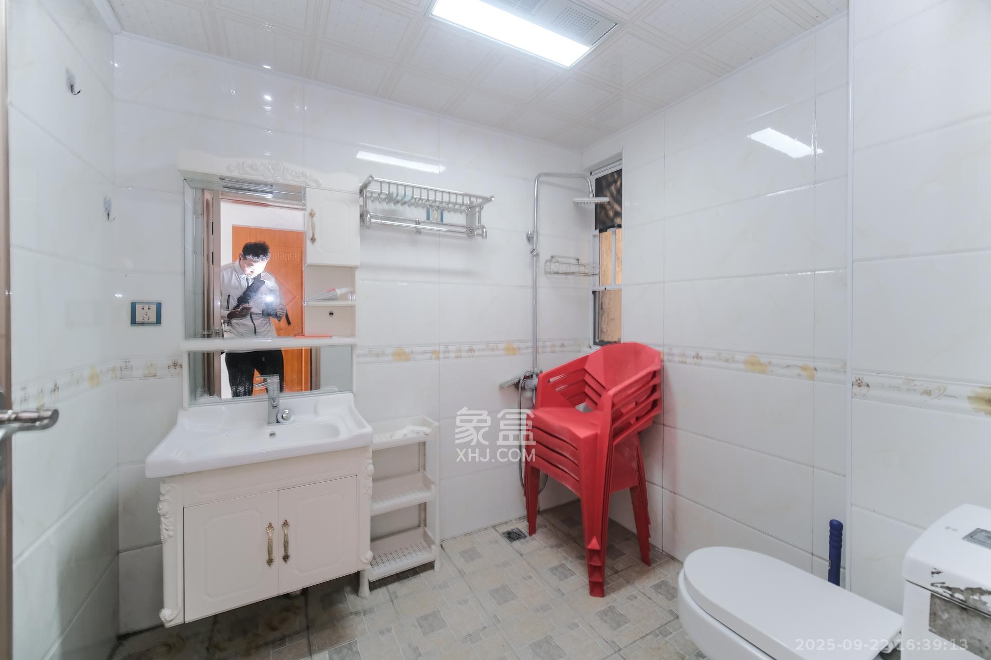 保利香槟国际  3室2厅2卫    76.0万卫生间