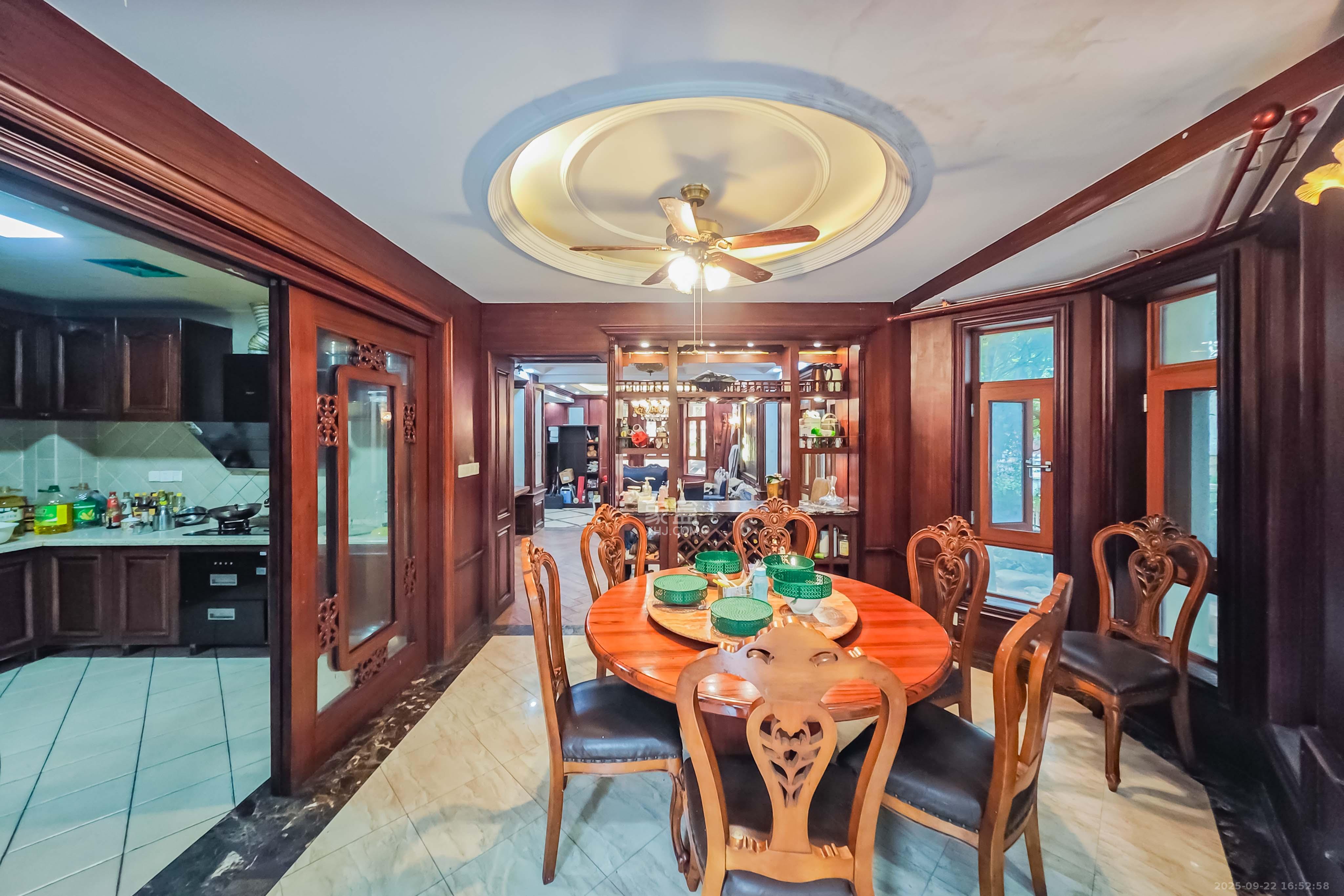 吉联小区(红墅湾) 6室2厅6卫 680.0万 吉联小区(红墅湾) 6室2厅6卫 680.0万客厅