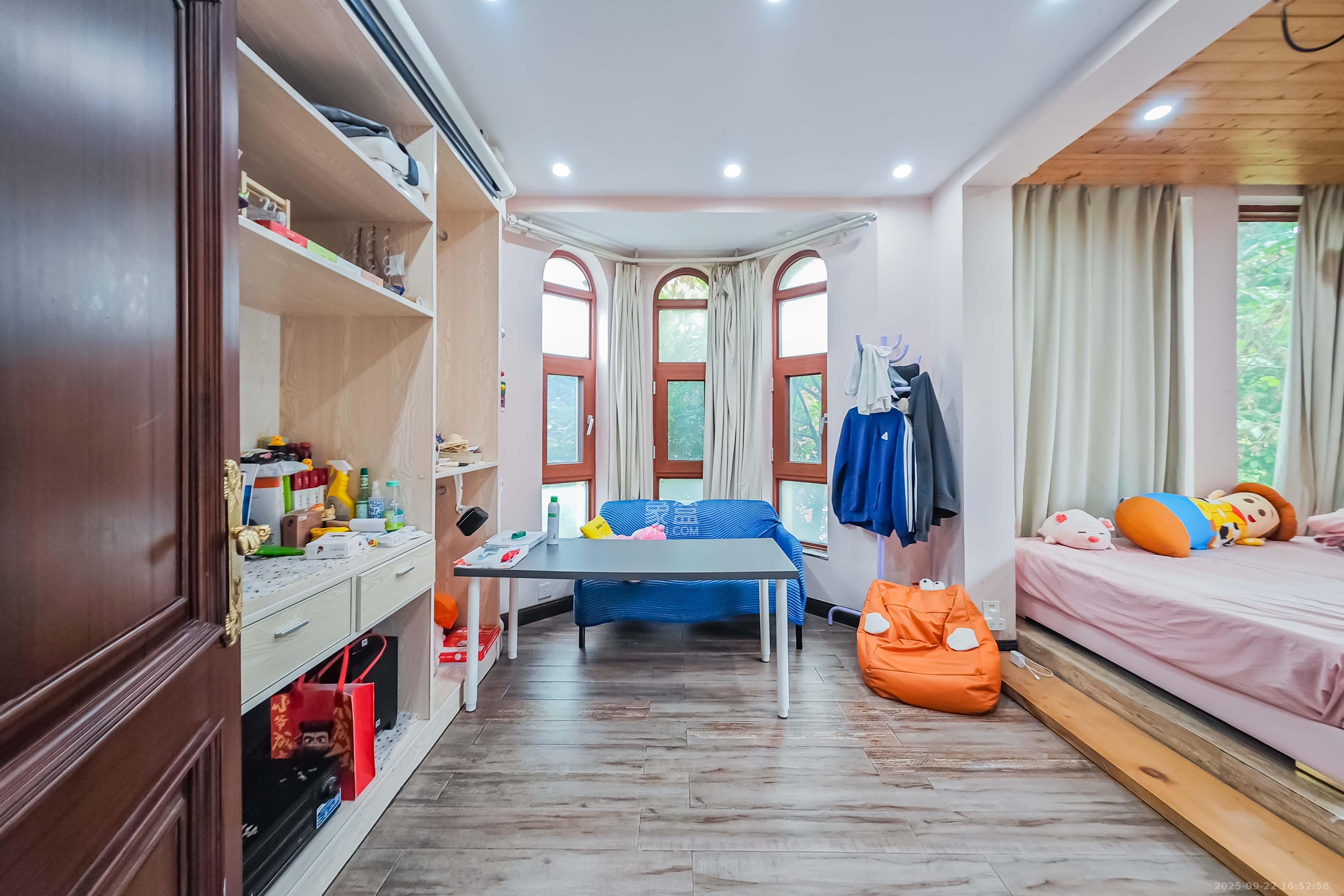 吉联小区(红墅湾) 6室2厅6卫 680.0万 吉联小区(红墅湾) 6室2厅6卫 680.0万卧室