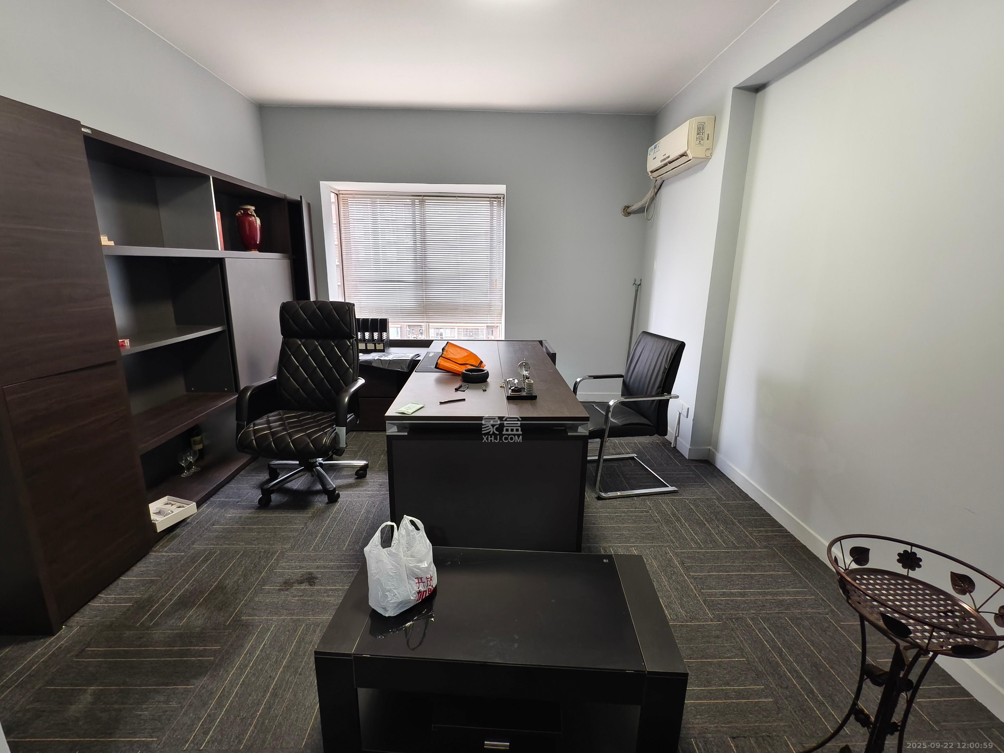 湘林家园(湘林小区电梯房) 4室2厅2卫 4200.0元/月 湘林家园(湘林小区电梯房) 4室2厅2卫 4200.0元/月室内图