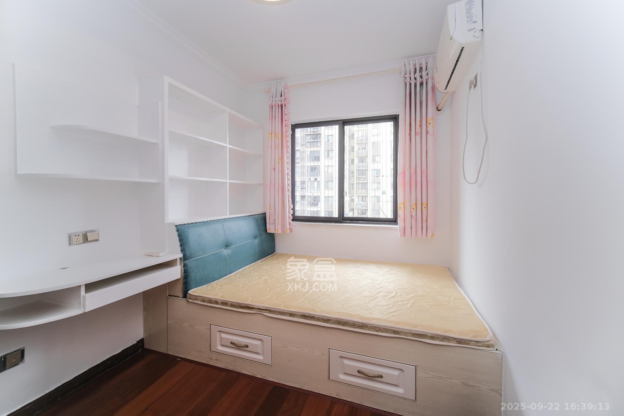 保利香槟国际 3室2厅2卫 76.0万 保利香槟国际 3室2厅2卫 76.0万卧室