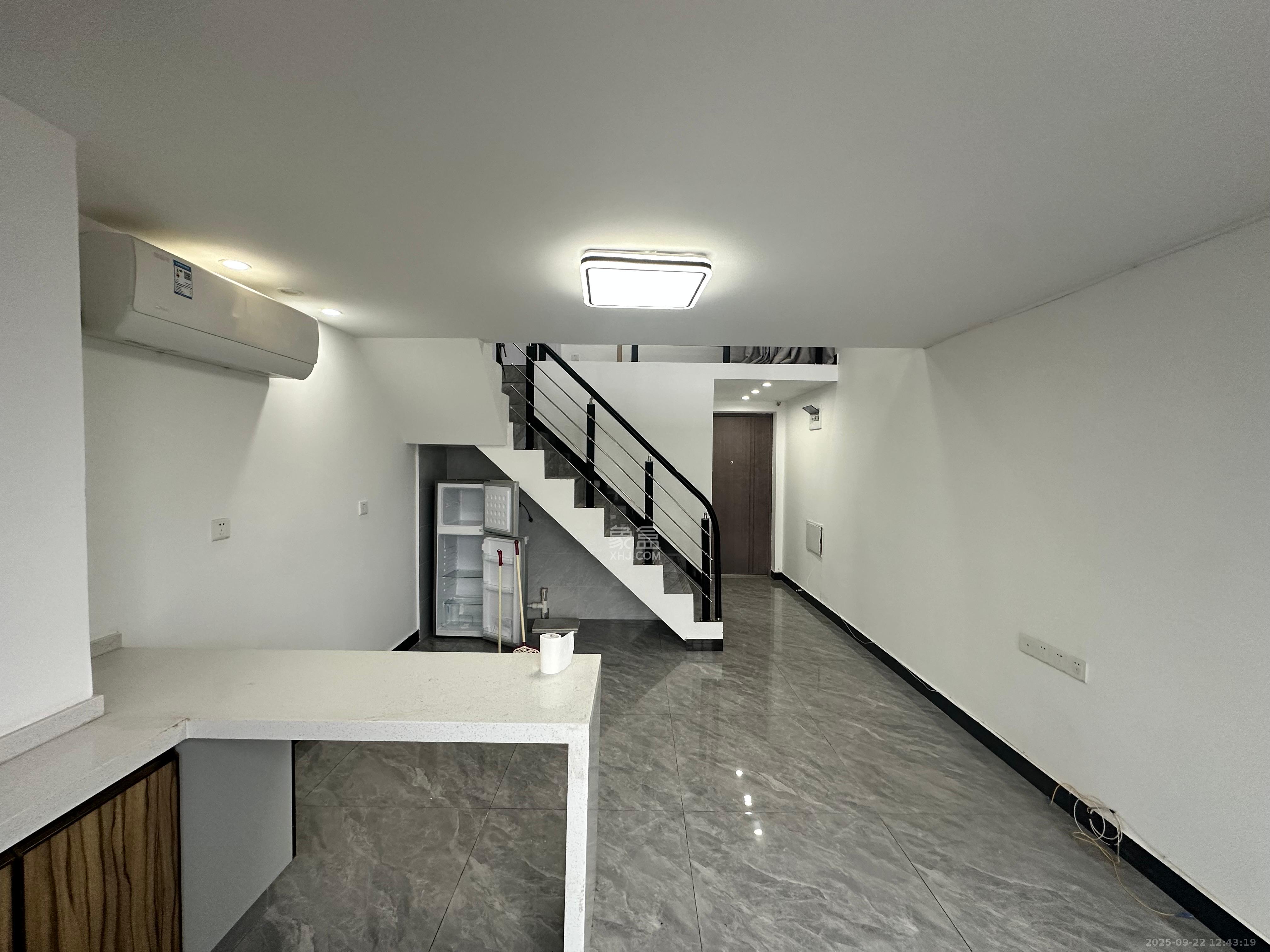 卓越中寰 2室1厅1卫 2200.0元/月 卓越中寰 2室1厅1卫 2200.0元/月室内图