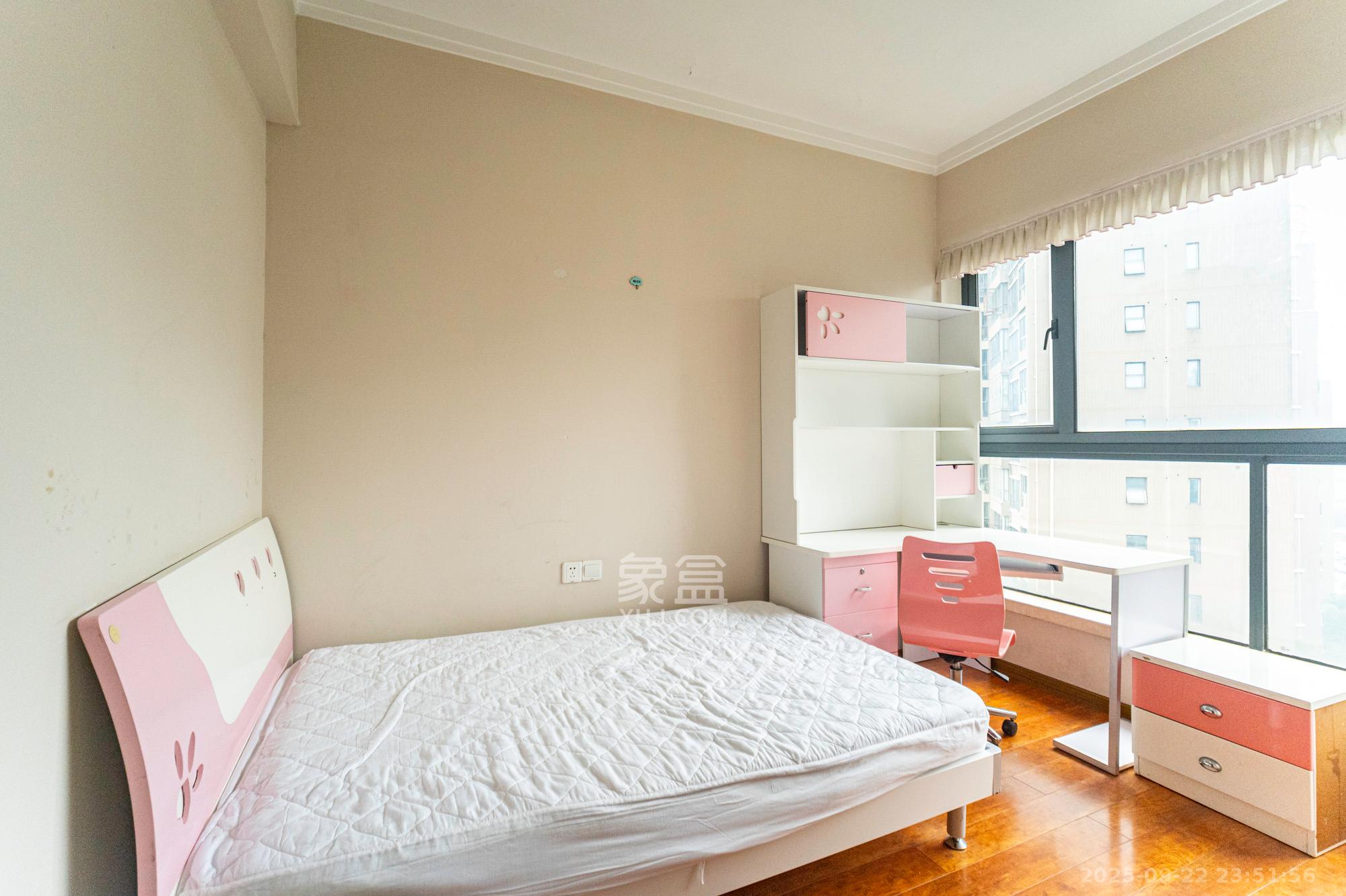 藏珑湖上国际花园  3室2厅2卫   138.00万卧室