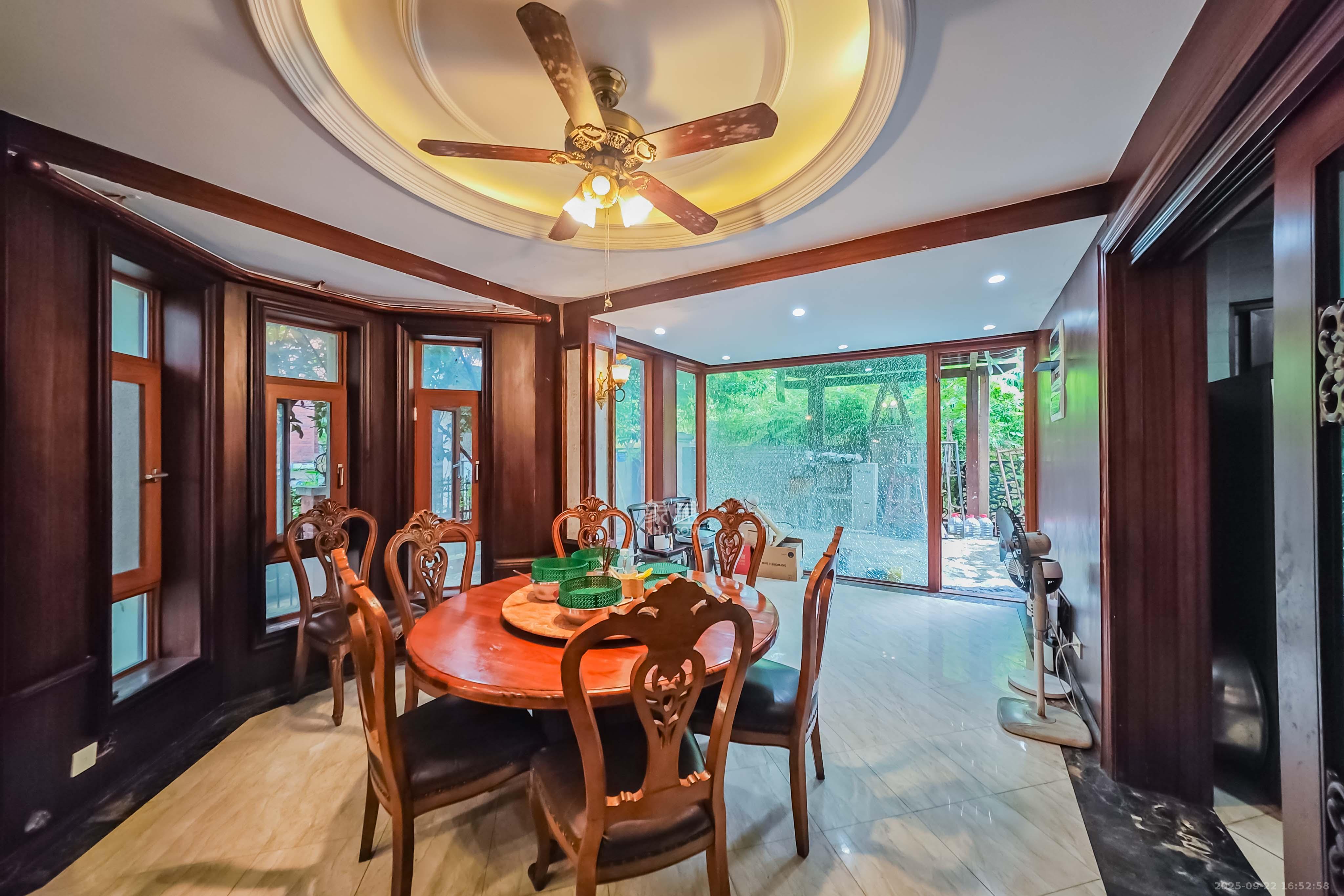 吉联小区(红墅湾) 6室2厅6卫 680.0万 吉联小区(红墅湾) 6室2厅6卫 680.0万客厅