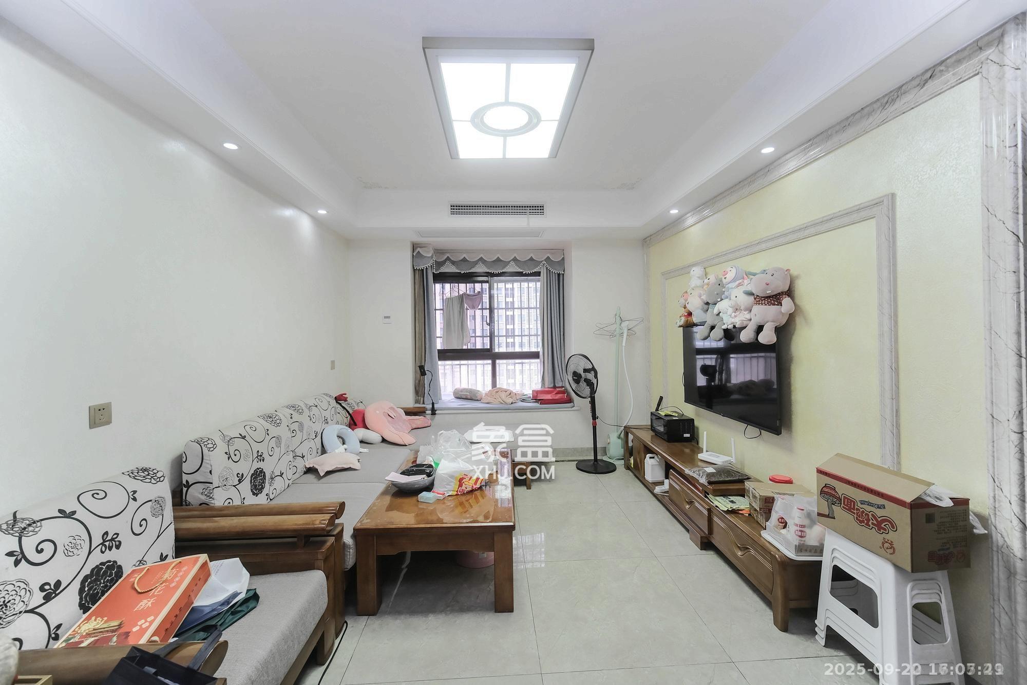 荣盛花语城 3室2厅1卫 1800.0元/月 荣盛花语城 3室2厅1卫 1800.0元/月室内图