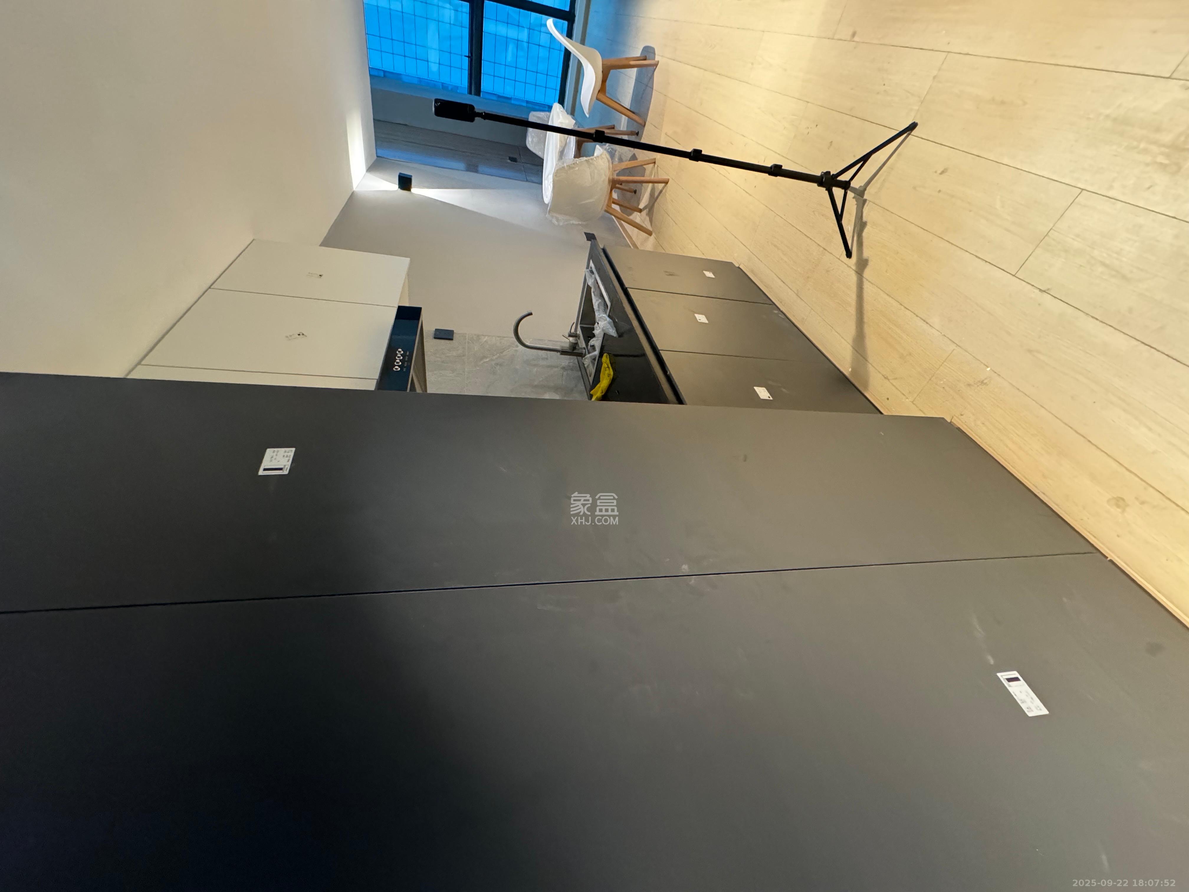 绿地商务广场  1室1厅1卫    1800.0元/月