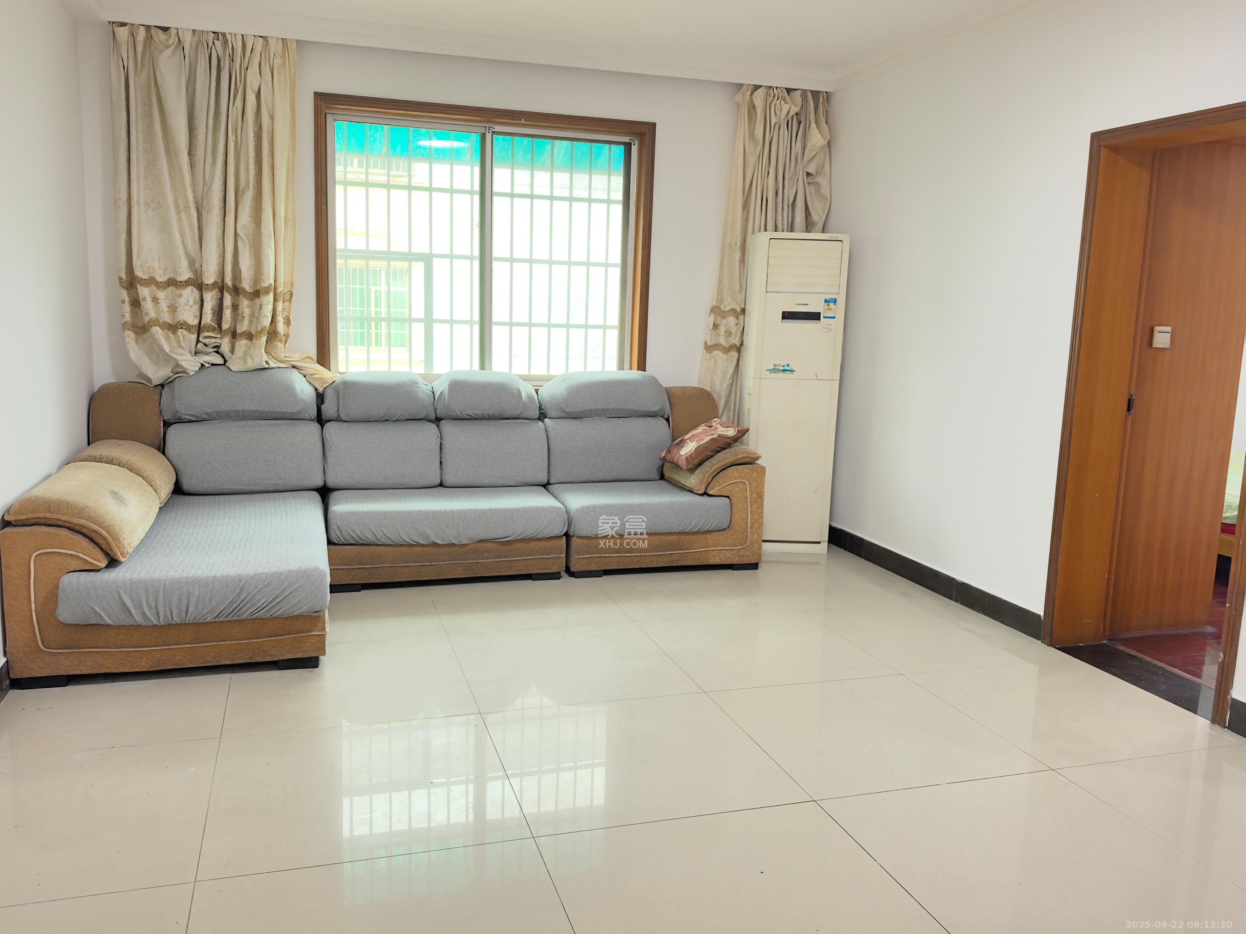 中南汽车世界 3室2厅1卫 1300.0元/月 中南汽车世界 3室2厅1卫 1300.0元/月室内图