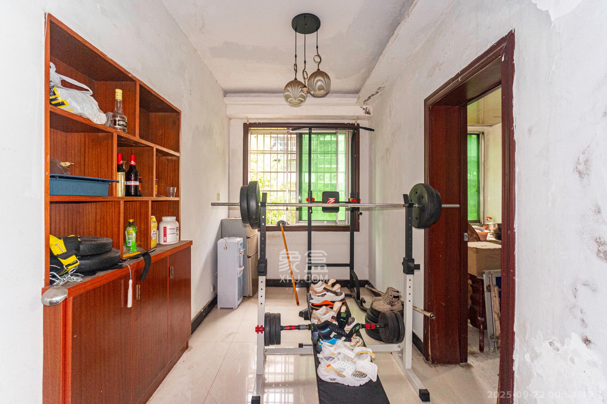 中南汽车世界  3室2厅2卫    38.8万客厅