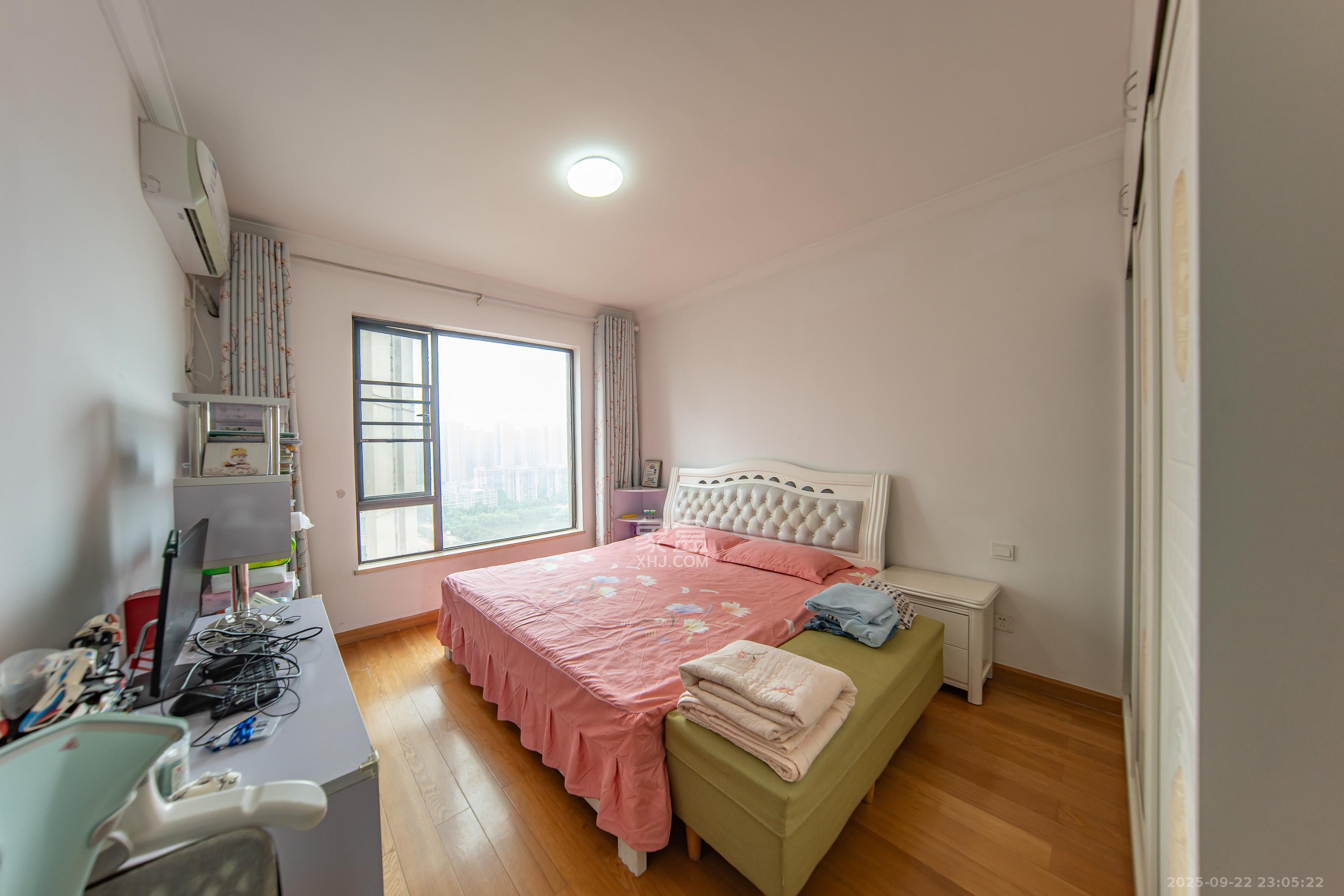 中海国际四期  3室2厅2卫    81.8万 中海国际四期  3室2厅2卫    81.8万卧室