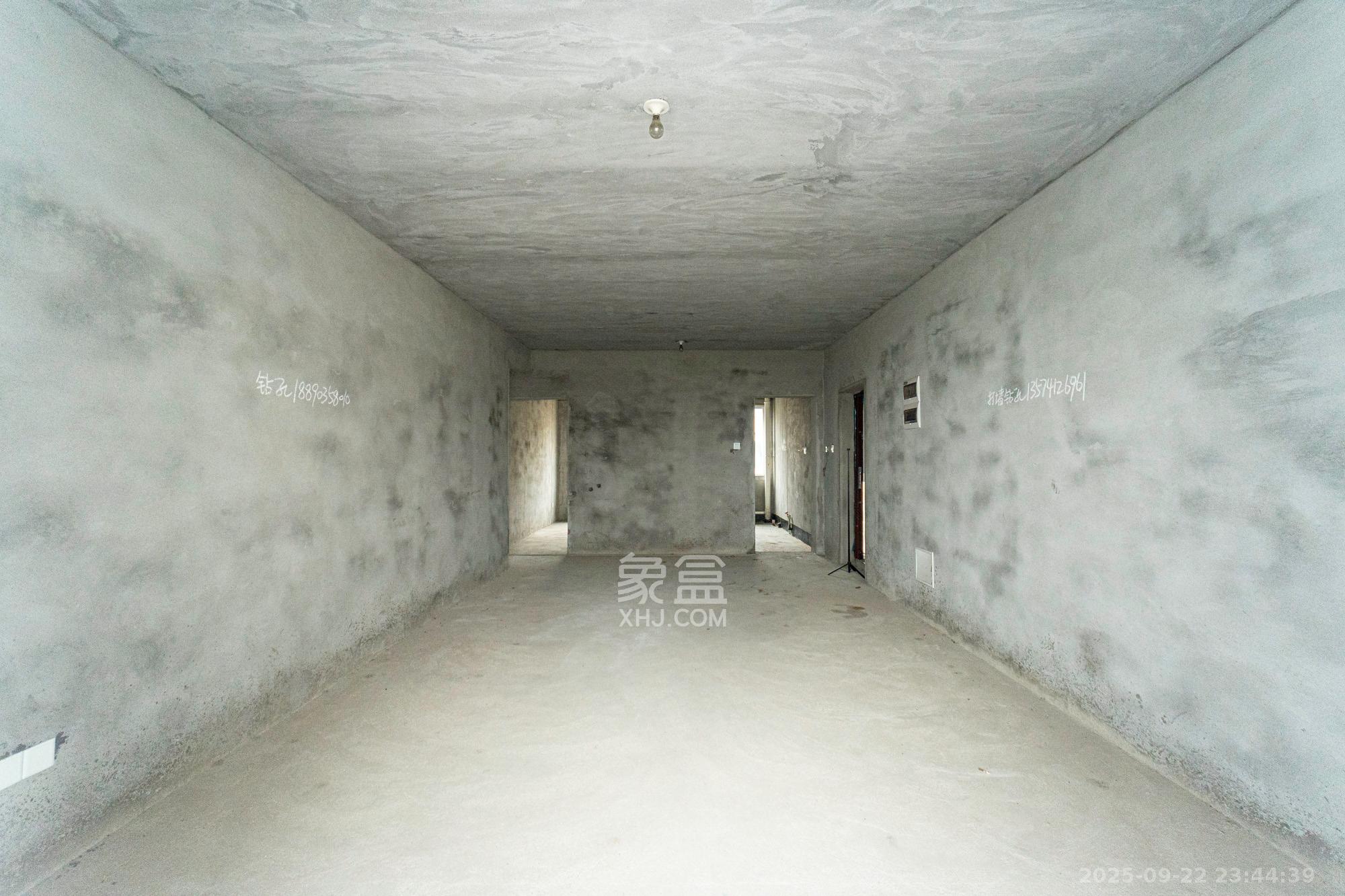 恒广国际物流园  3室2厅2卫    32.5万客厅