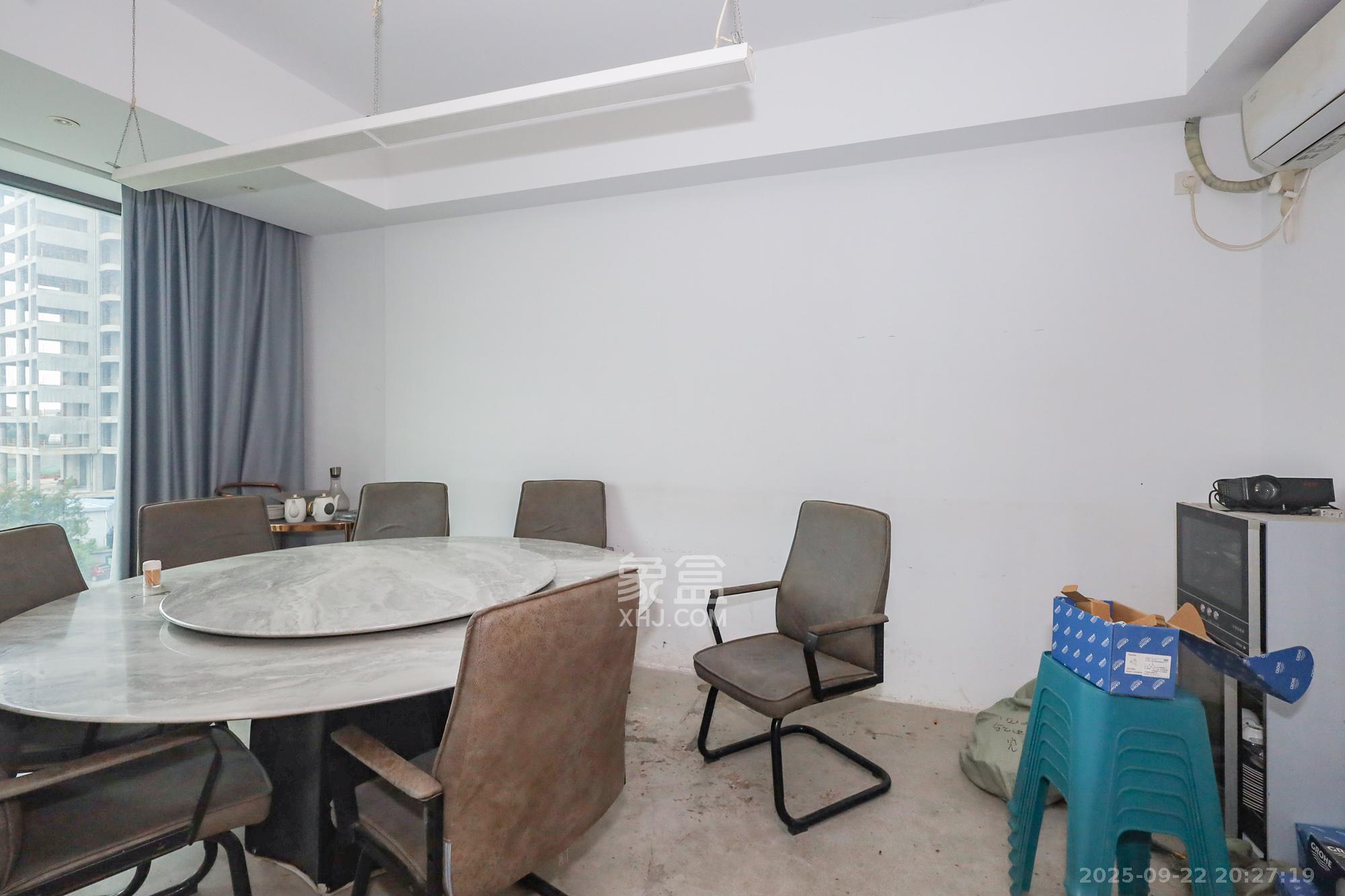 远洋外滩壹号  4室2厅2卫    428.0万卧室