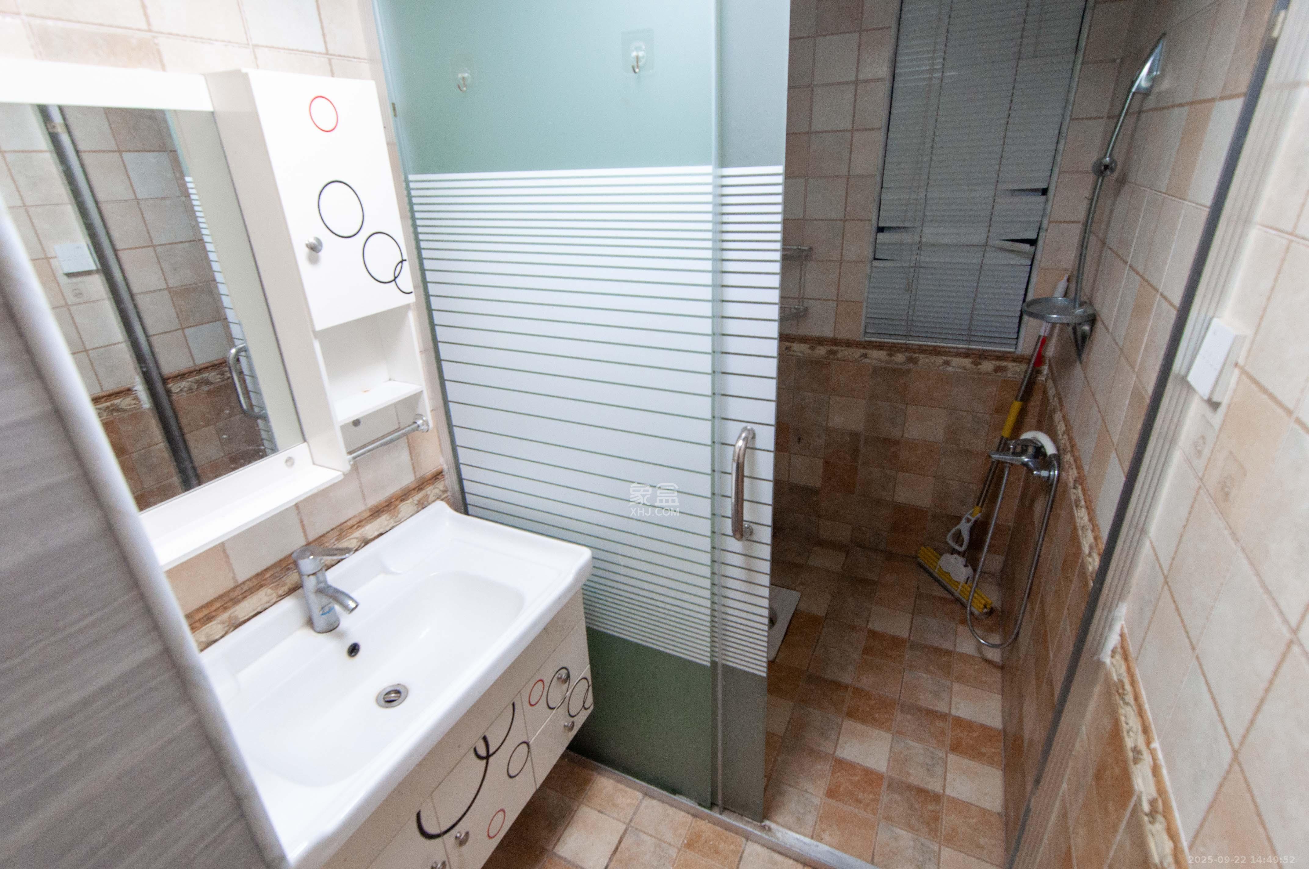 卓越浅水湾  3室2厅2卫    105.0万卫生间