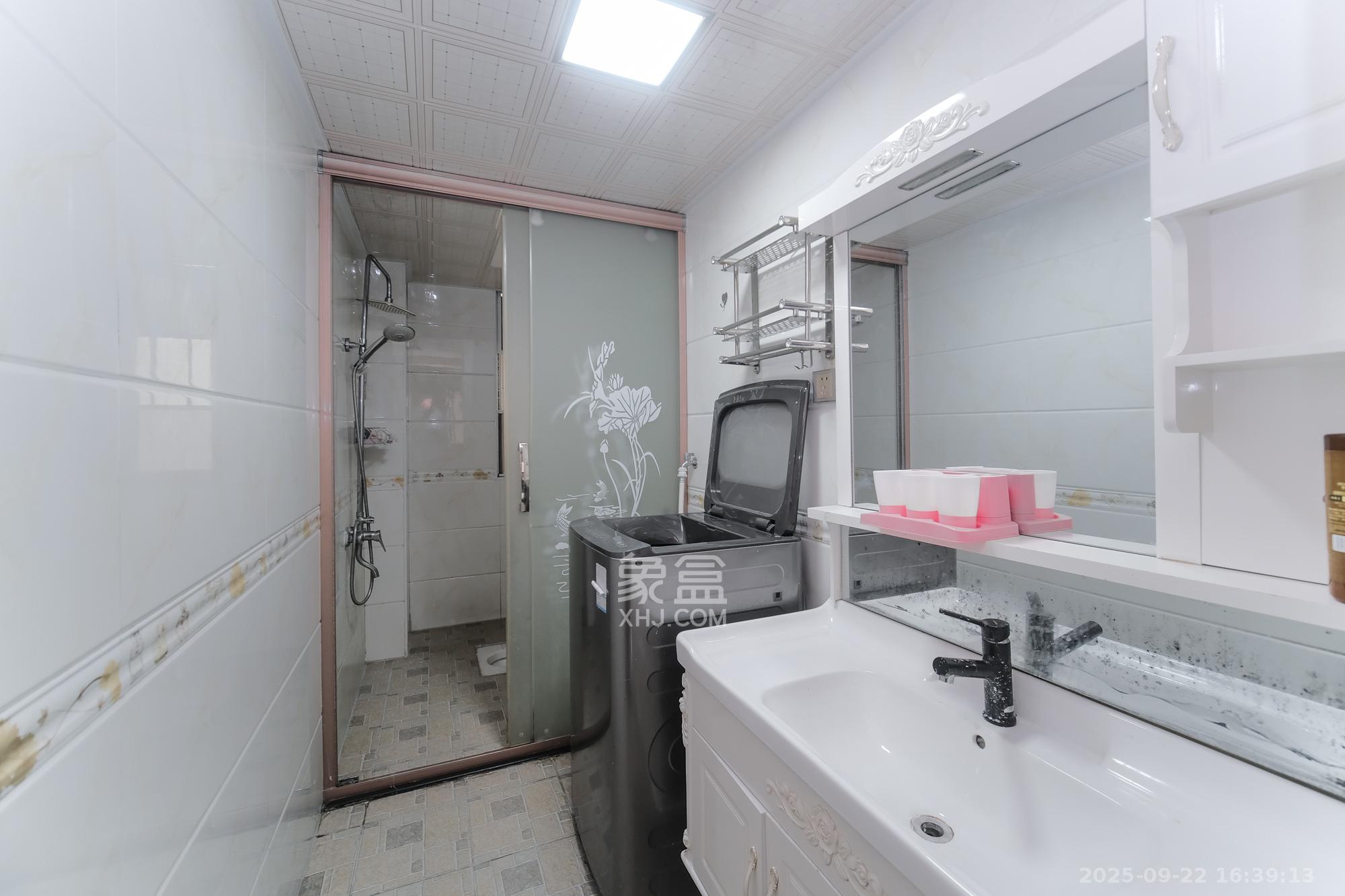 保利香槟国际  3室2厅2卫    76.0万卫生间