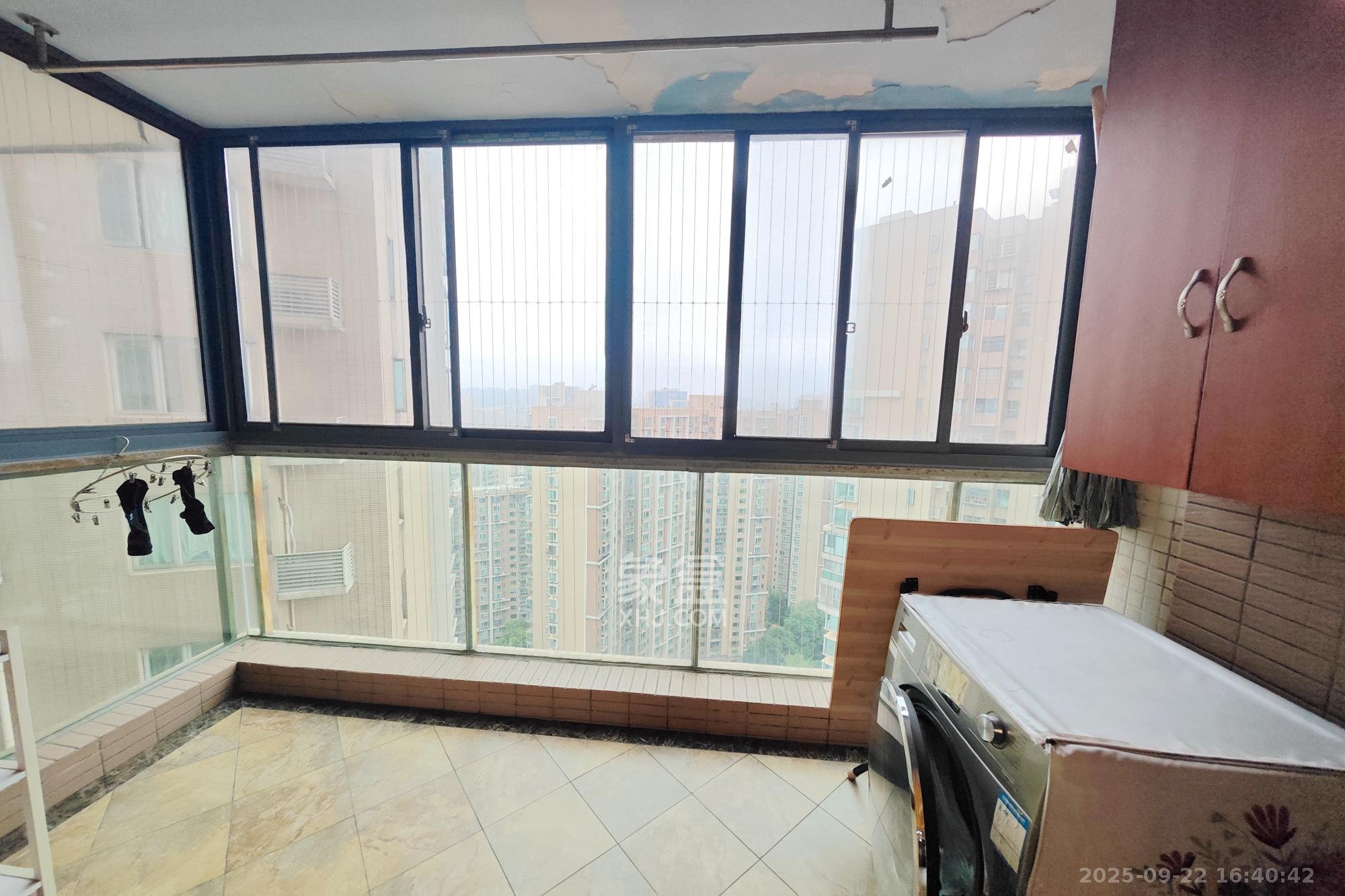 新城新世界一二三期  4室2厅2卫    150.0万阳台