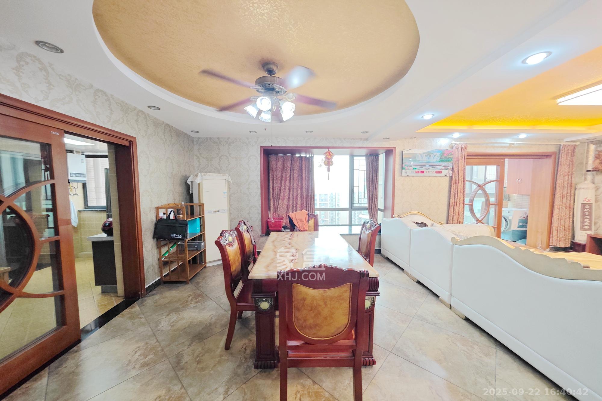 新城新世界一二三期 4室2厅2卫 150.0万 新城新世界一二三期 4室2厅2卫 150.0万客厅