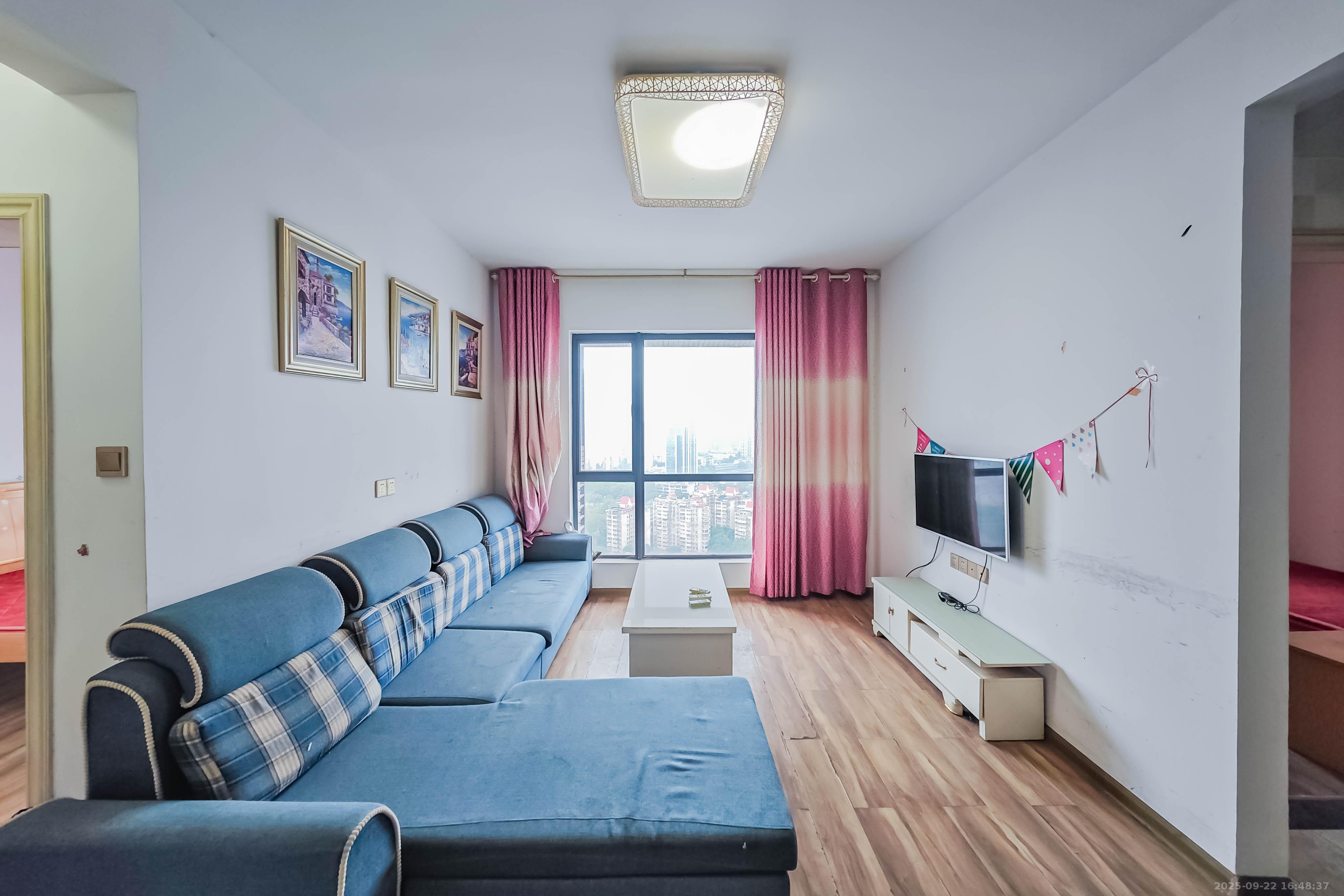 叠彩兰亭  3室2厅1卫    65.0万客厅