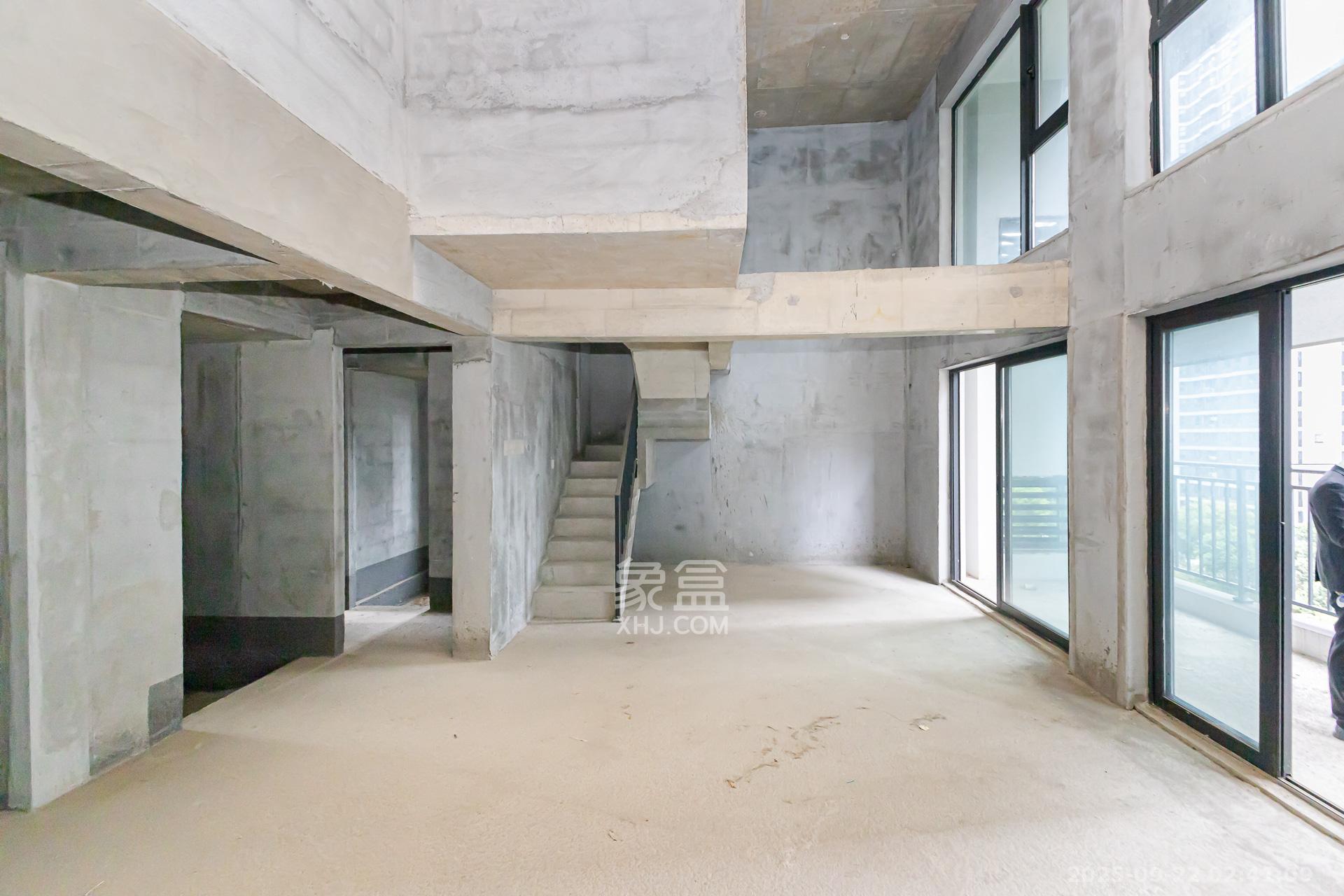 越秀湘江星汇城二期 5室2厅3卫 138.0万 越秀湘江星汇城二期 5室2厅3卫 138.0万客厅