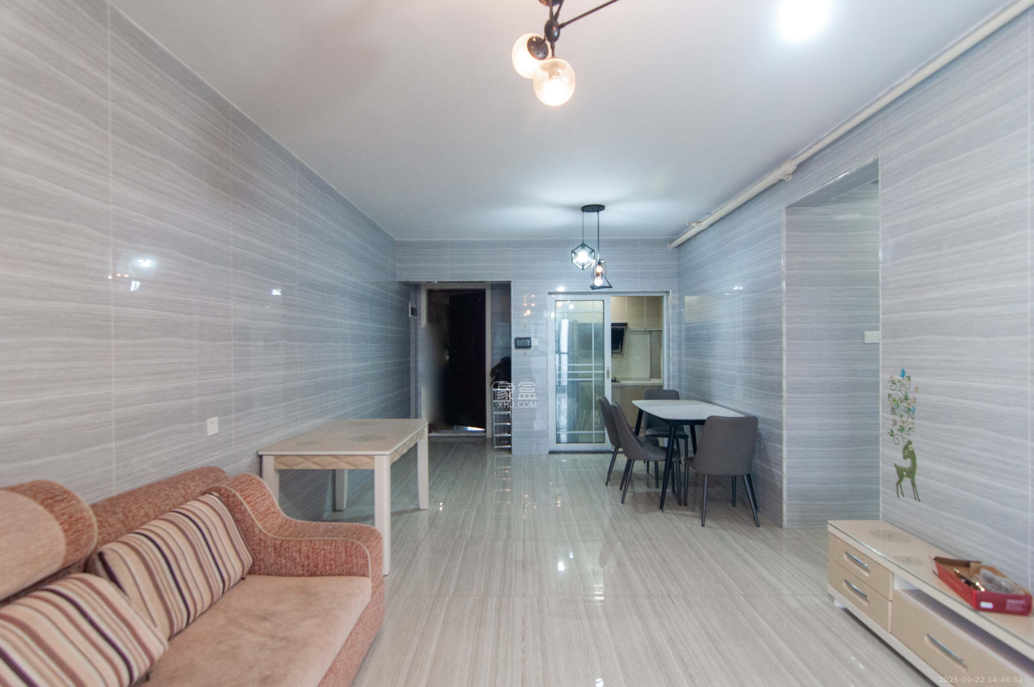 卓越浅水湾  3室2厅2卫    105.0万客厅