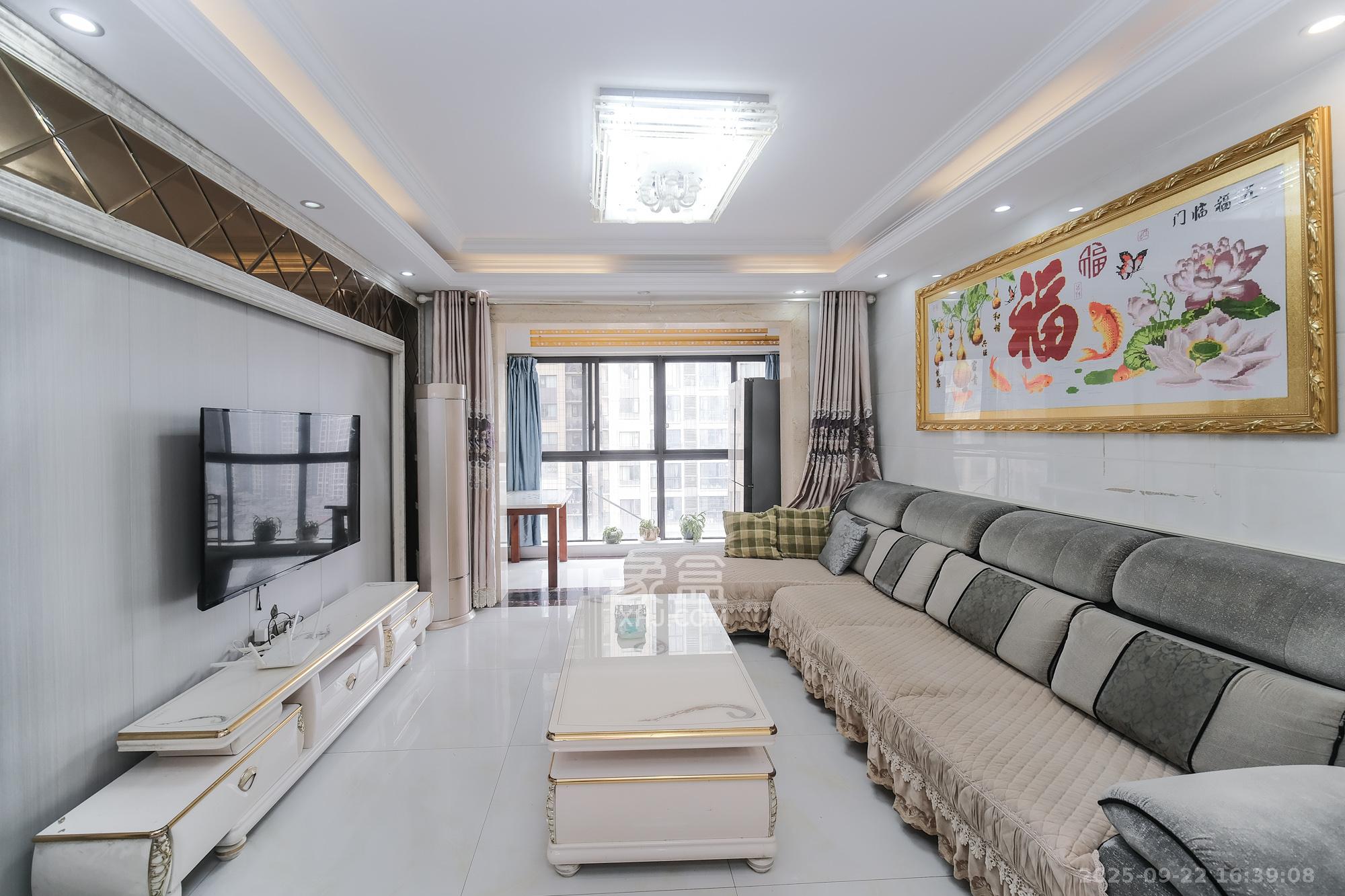 保利香槟国际 3室2厅2卫 76.0万 保利香槟国际 3室2厅2卫 76.0万客厅