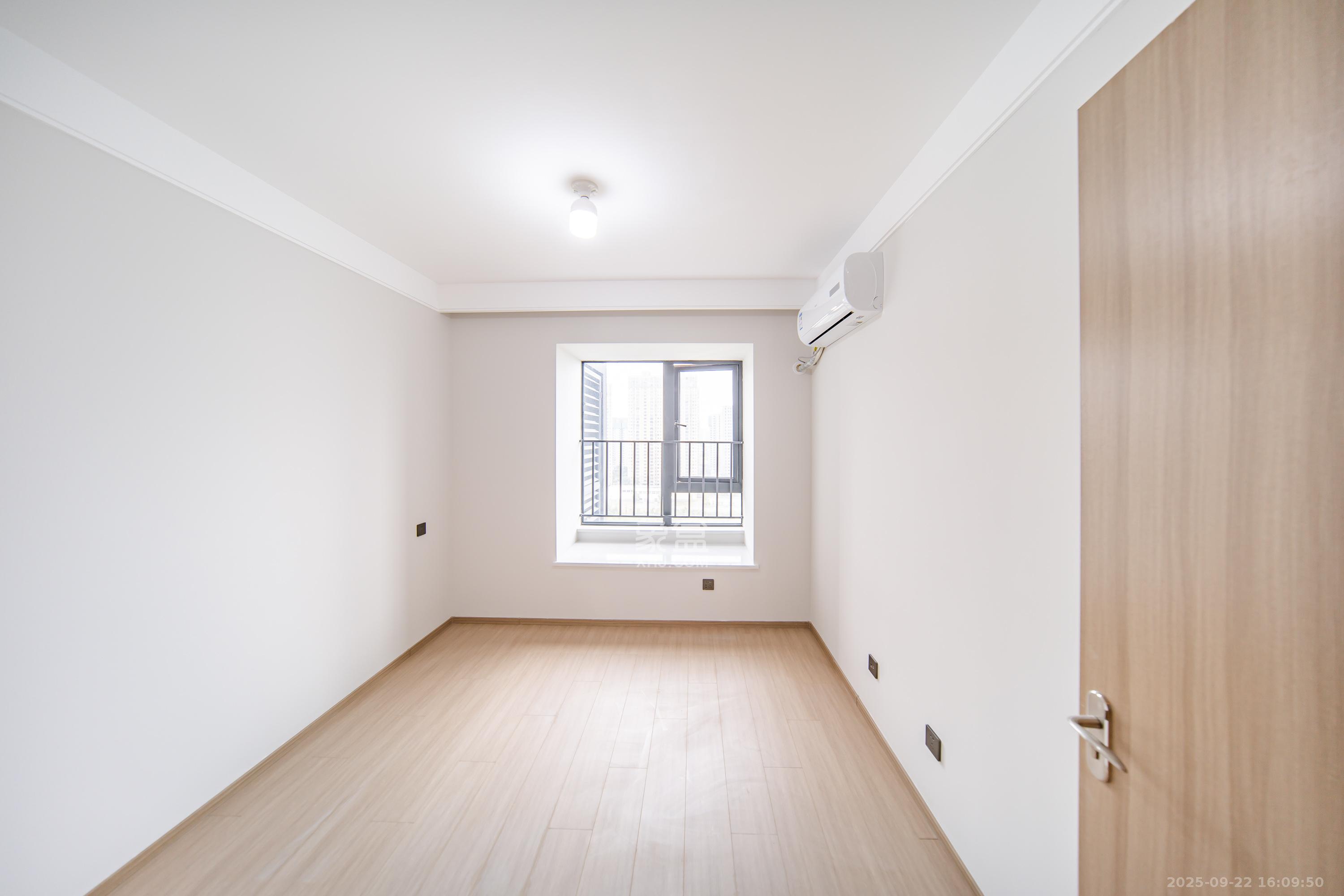 华润凯旋门二期 3室2厅2卫 160.0万 华润凯旋门二期 3室2厅2卫 160.0万卧室