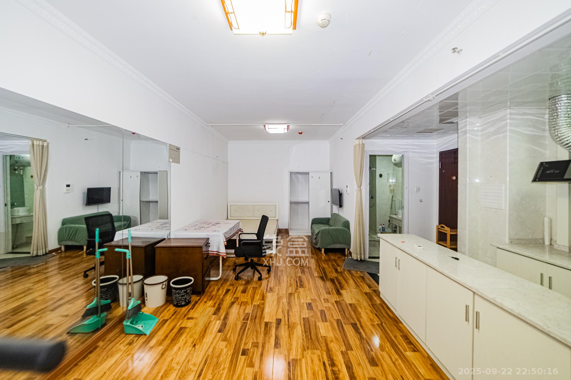 北辰三角洲E3区  1室1厅1卫    52.0万 北辰三角洲E3区  1室1厅1卫    52.0万客厅