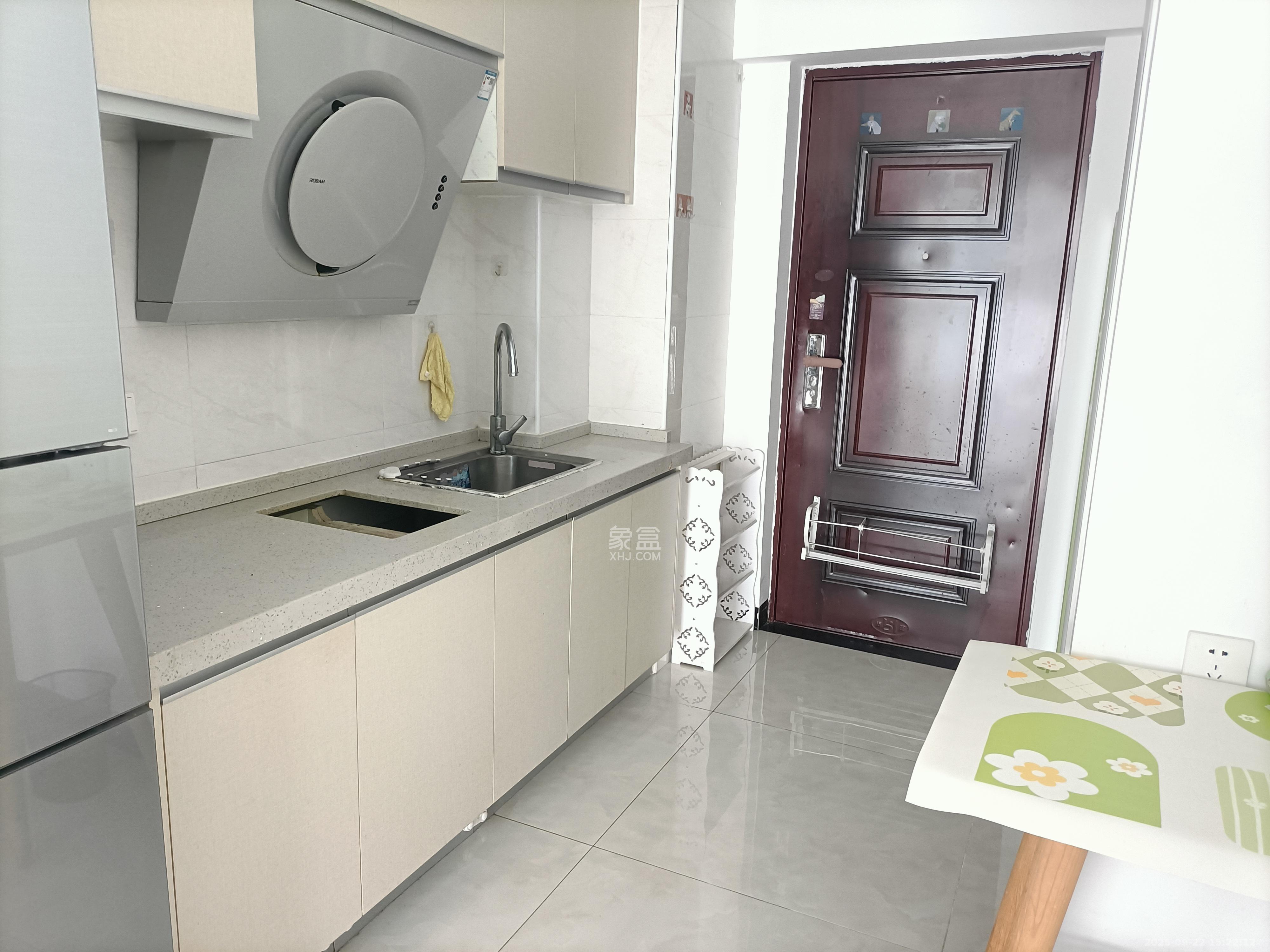 中交里城  1室1厅1卫    1700.0元/月室内图