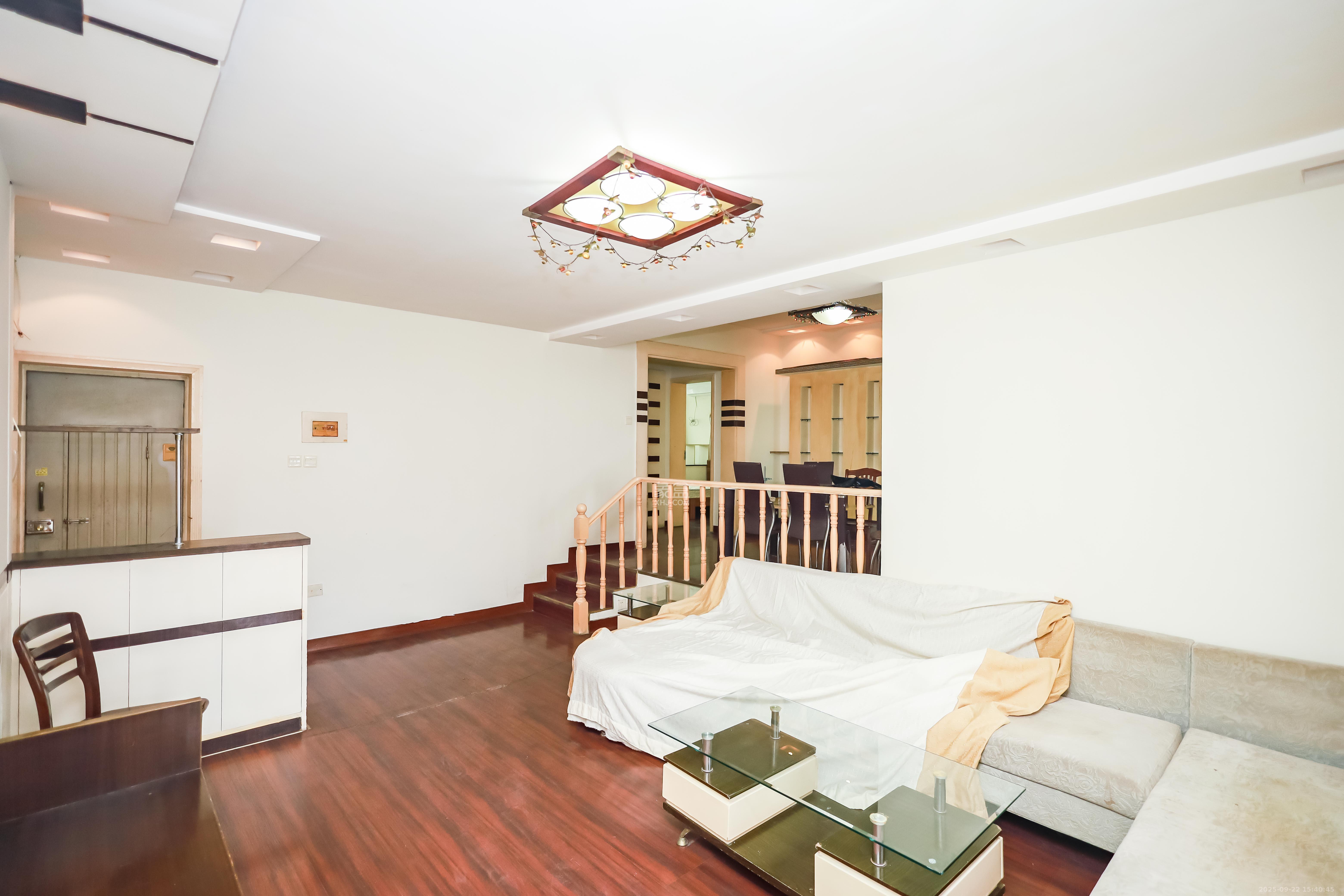 咸嘉新村嘉明苑  3室2厅2卫    98.0万客厅