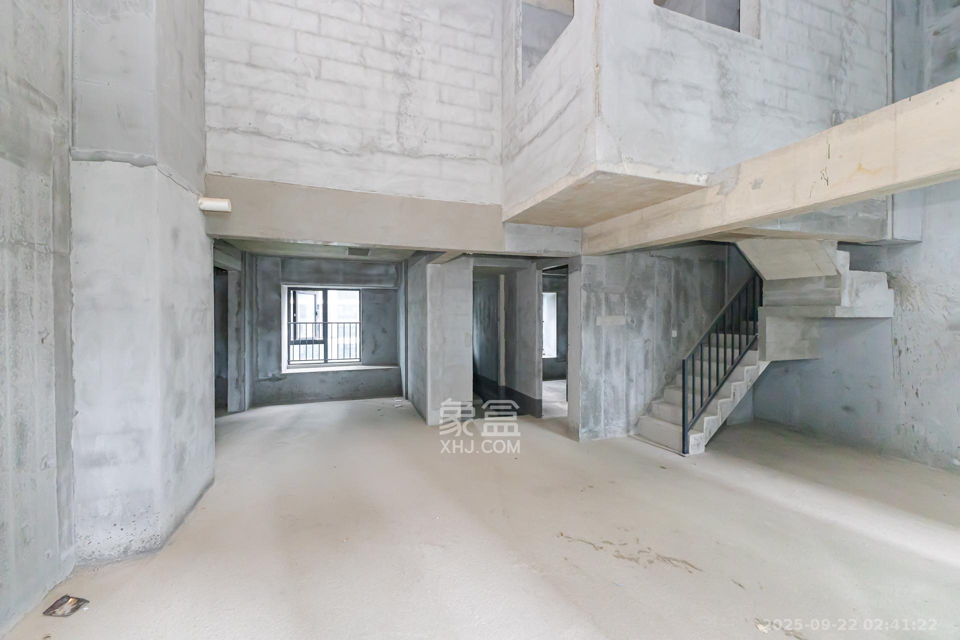 越秀湘江星汇城二期 5室2厅3卫 138.0万 越秀湘江星汇城二期 5室2厅3卫 138.0万客厅