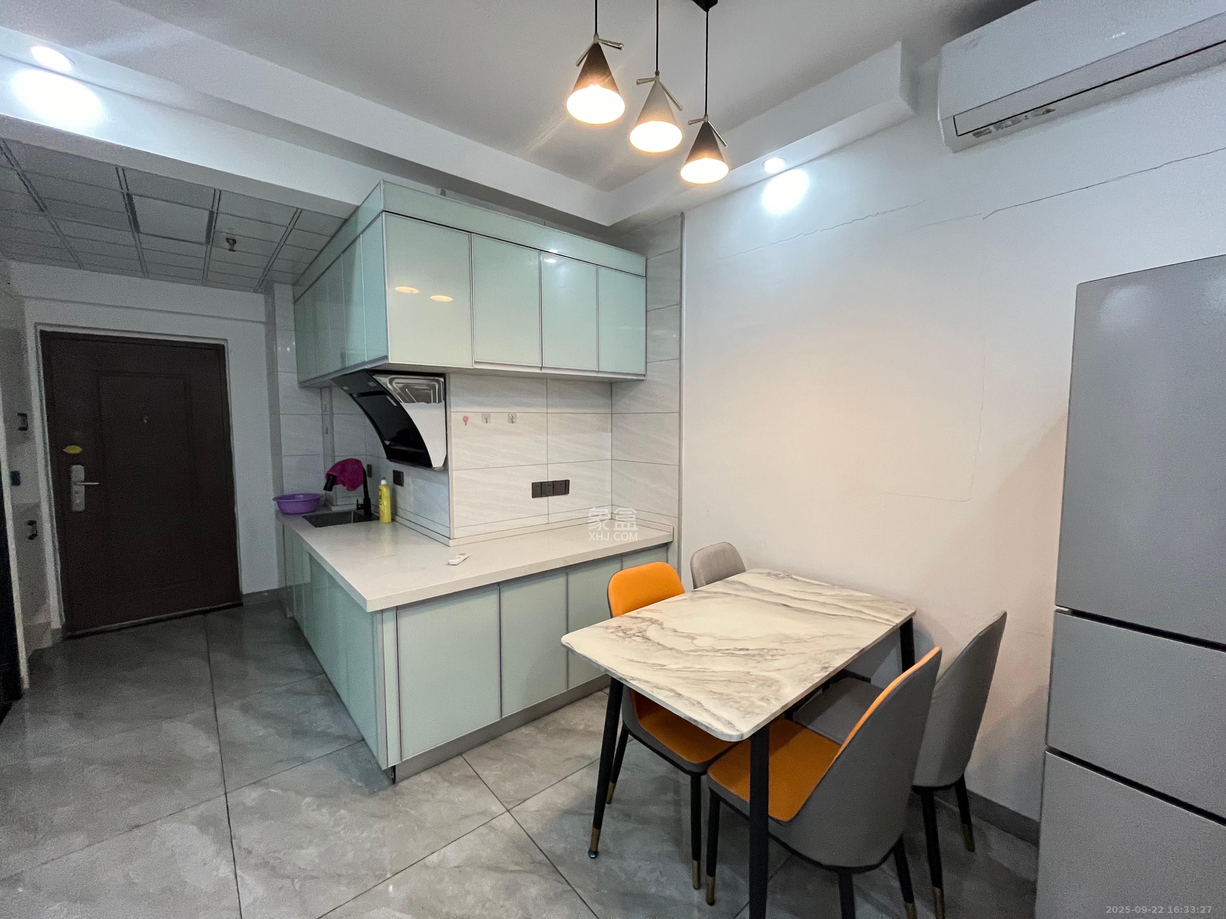 保利香槟国际  2室2厅1卫    1600.0元/月室内图