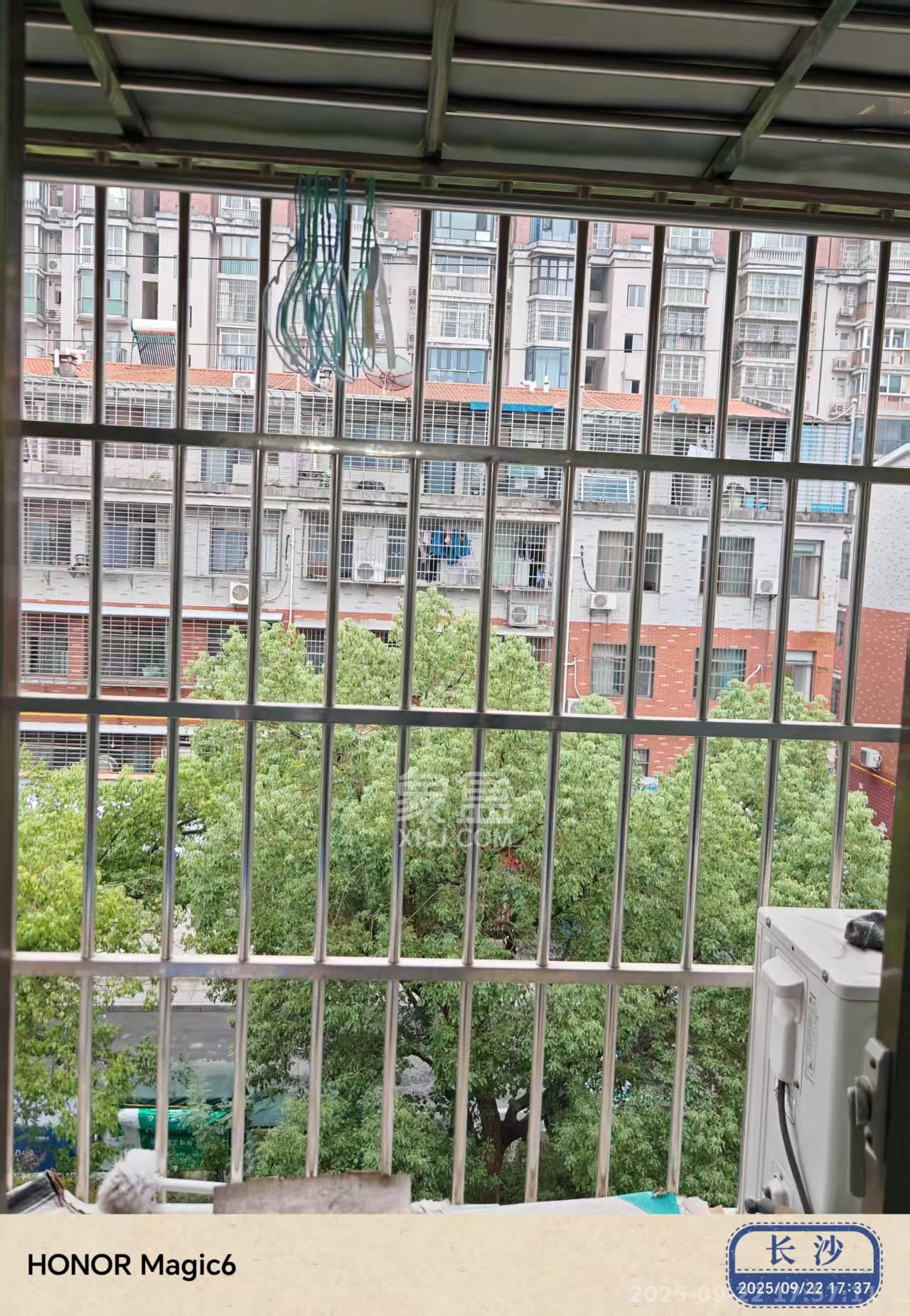 岳北社区 1室1厅1卫 1300.0元/月 岳北社区 1室1厅1卫 1300.0元/月室内图