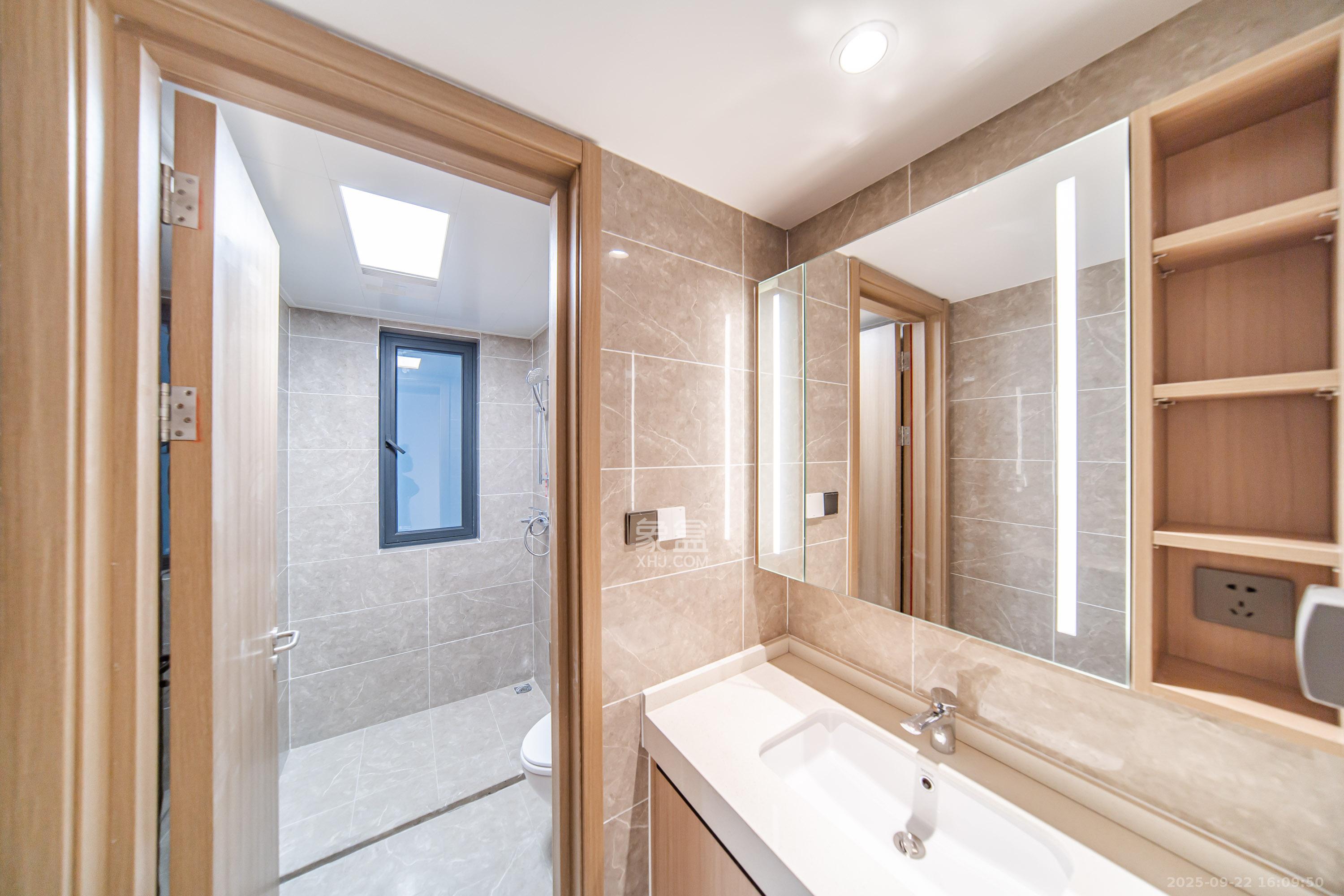 华润凯旋门二期 3室2厅2卫 160.0万 华润凯旋门二期 3室2厅2卫 160.0万卫生间