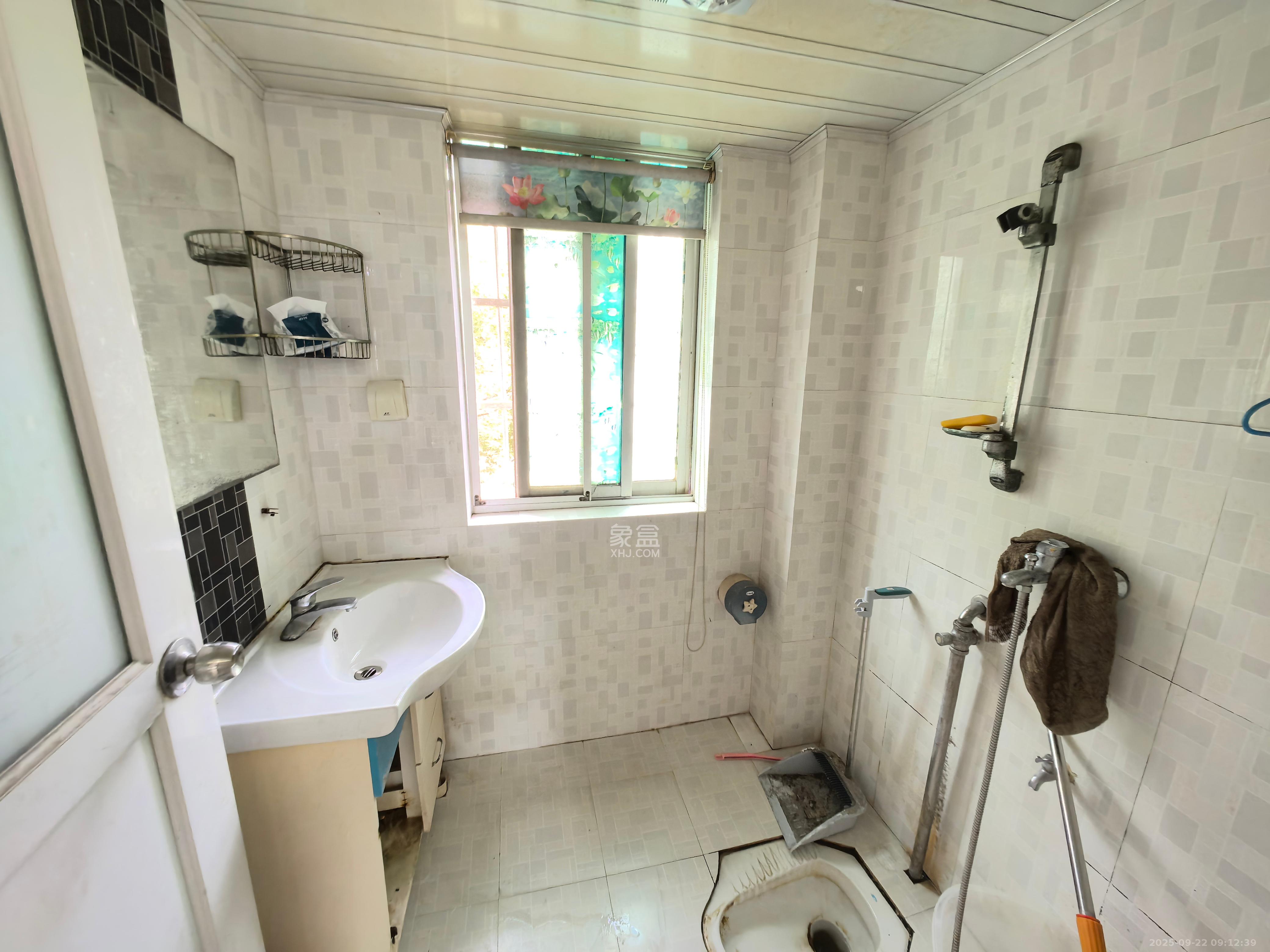 中南汽车世界  3室2厅1卫    1300.0元/月室内图