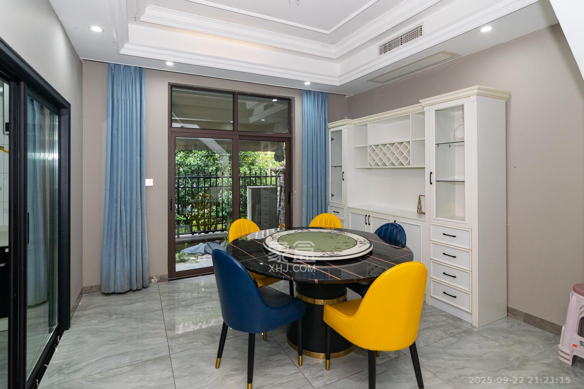 金地三千府(金地湖山樾、金地自在城)  4室2厅2卫    350.0万 金地三千府(金地湖山樾、金地自在城)  4室2厅2卫    350.0万客厅