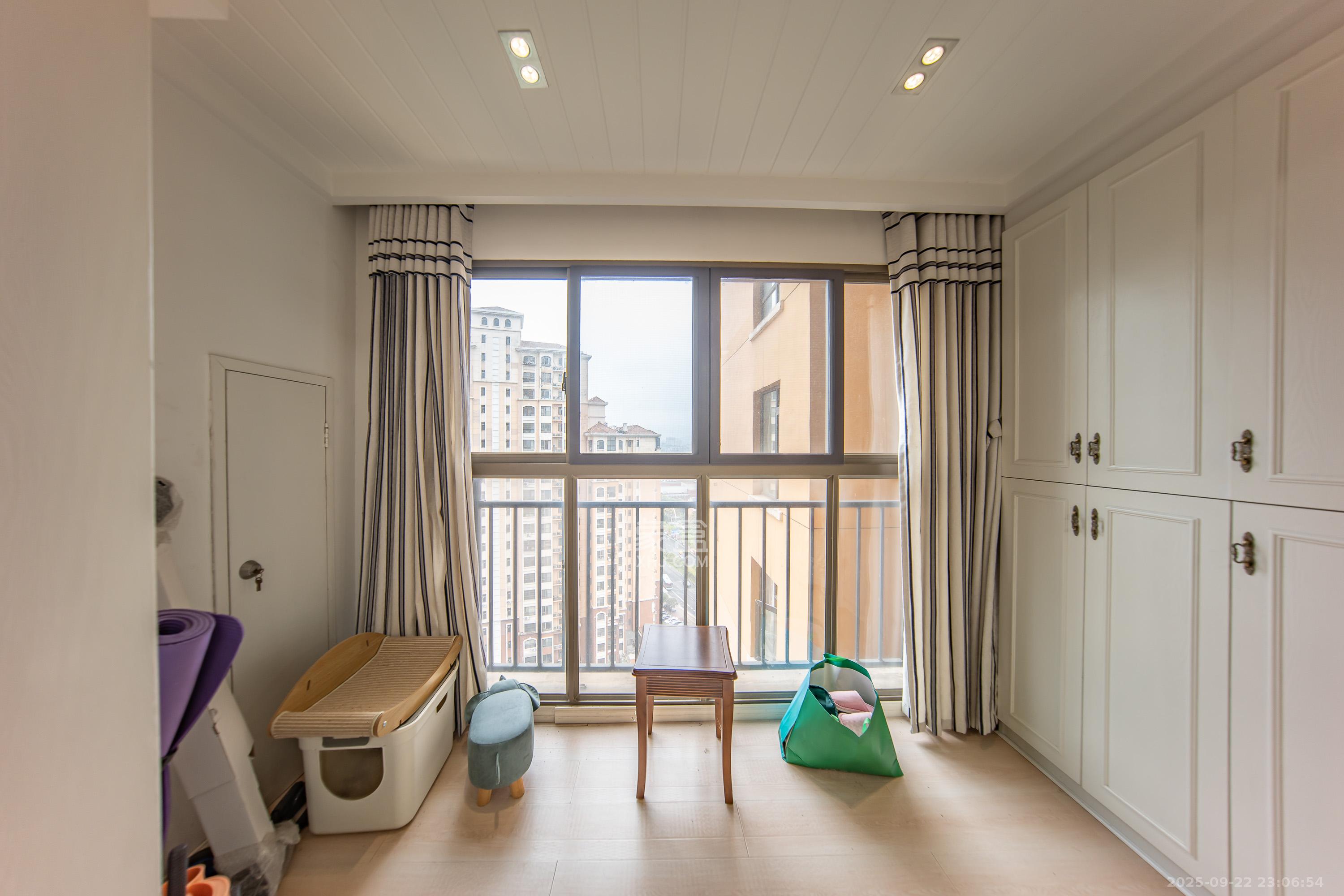 米兰春天 4室2厅2卫 85.0万 米兰春天 4室2厅2卫 85.0万阳台