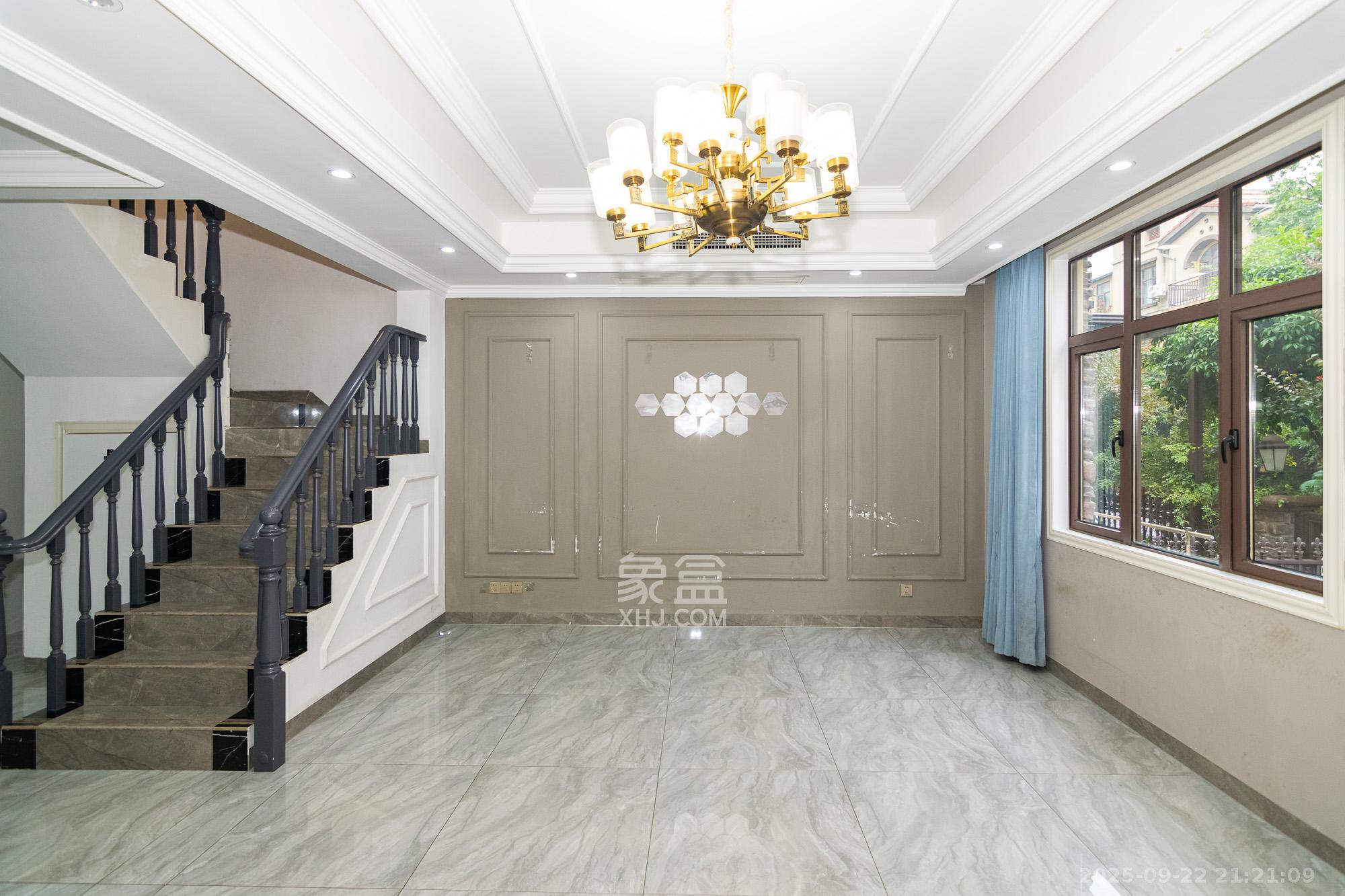 金地三千府(金地湖山樾、金地自在城)  4室2厅2卫    350.0万 金地三千府(金地湖山樾、金地自在城)  4室2厅2卫    350.0万客厅