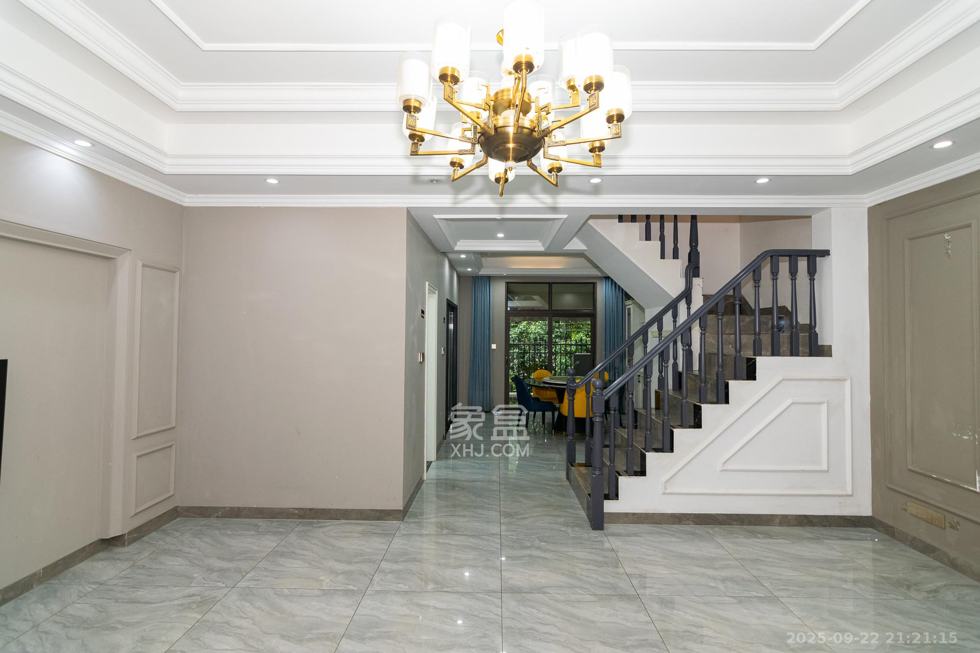 金地三千府(金地湖山樾、金地自在城)  4室2厅2卫    350.0万 金地三千府(金地湖山樾、金地自在城)  4室2厅2卫    350.0万客厅