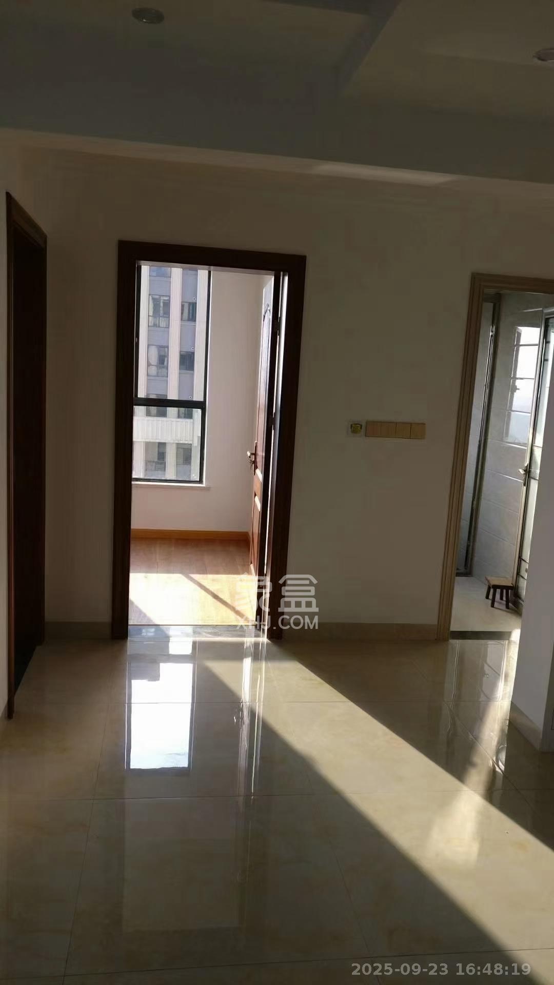 长房半岛蓝湾（观山月）  3室2厅1卫    2300.0元/月室内图