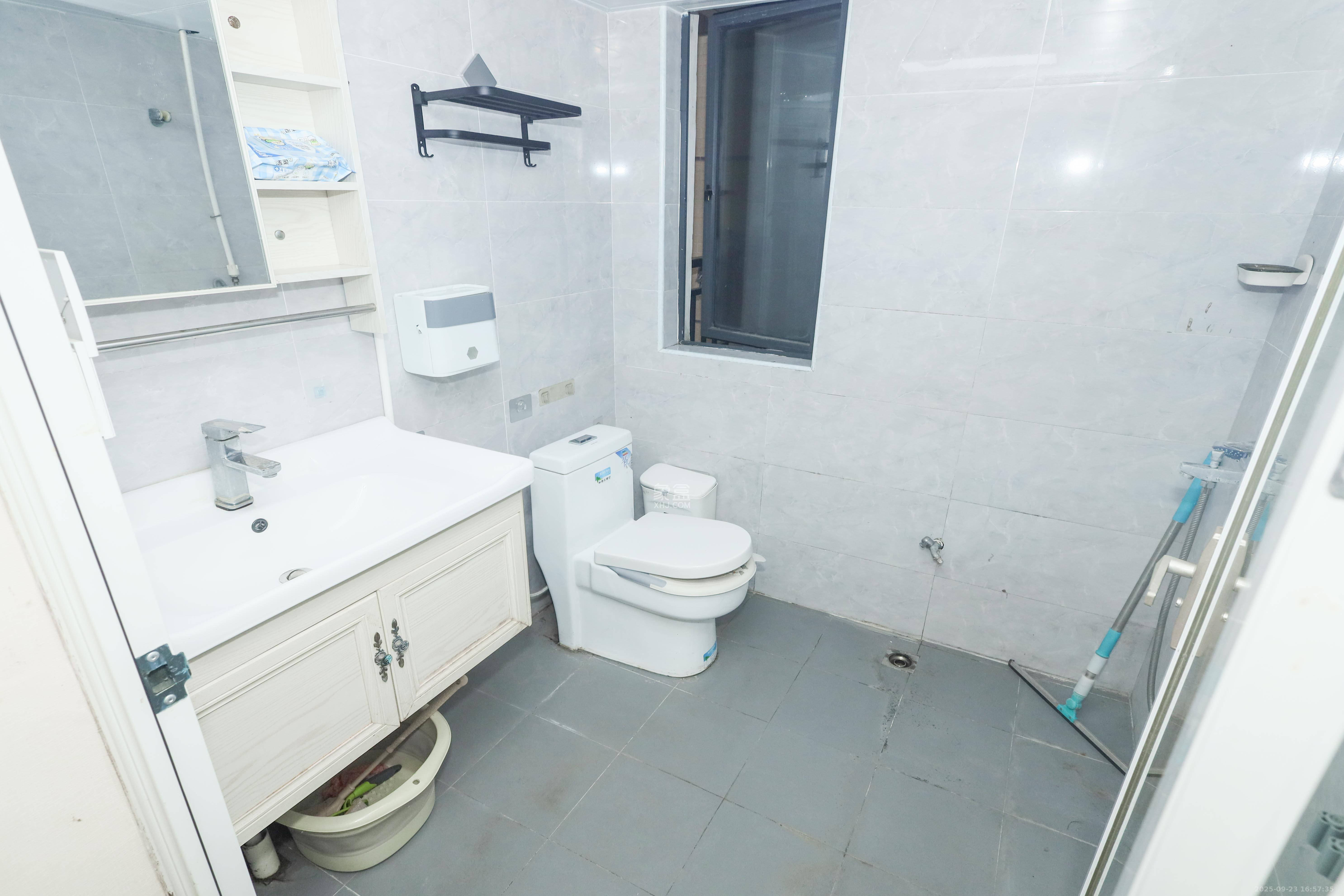 保利麓谷林语A区  2室1厅1卫    68.0万卫生间