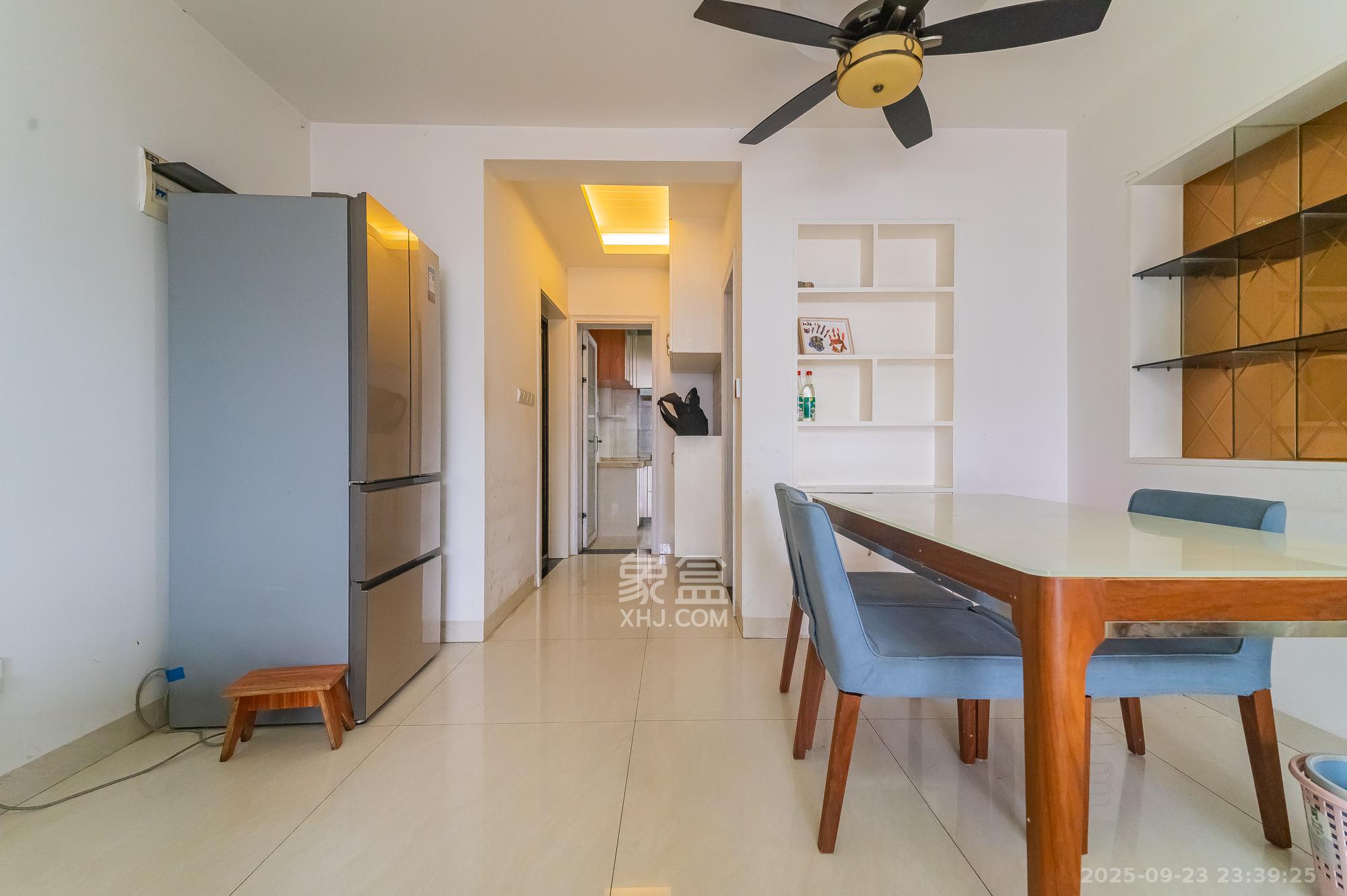 泊林晶城  3室2厅1卫    48.8万客厅